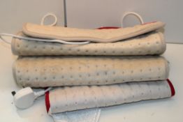 3X ASSORTED UNBOXED HEATPADS Condition ReportAppraisal Available on Request- All Items are