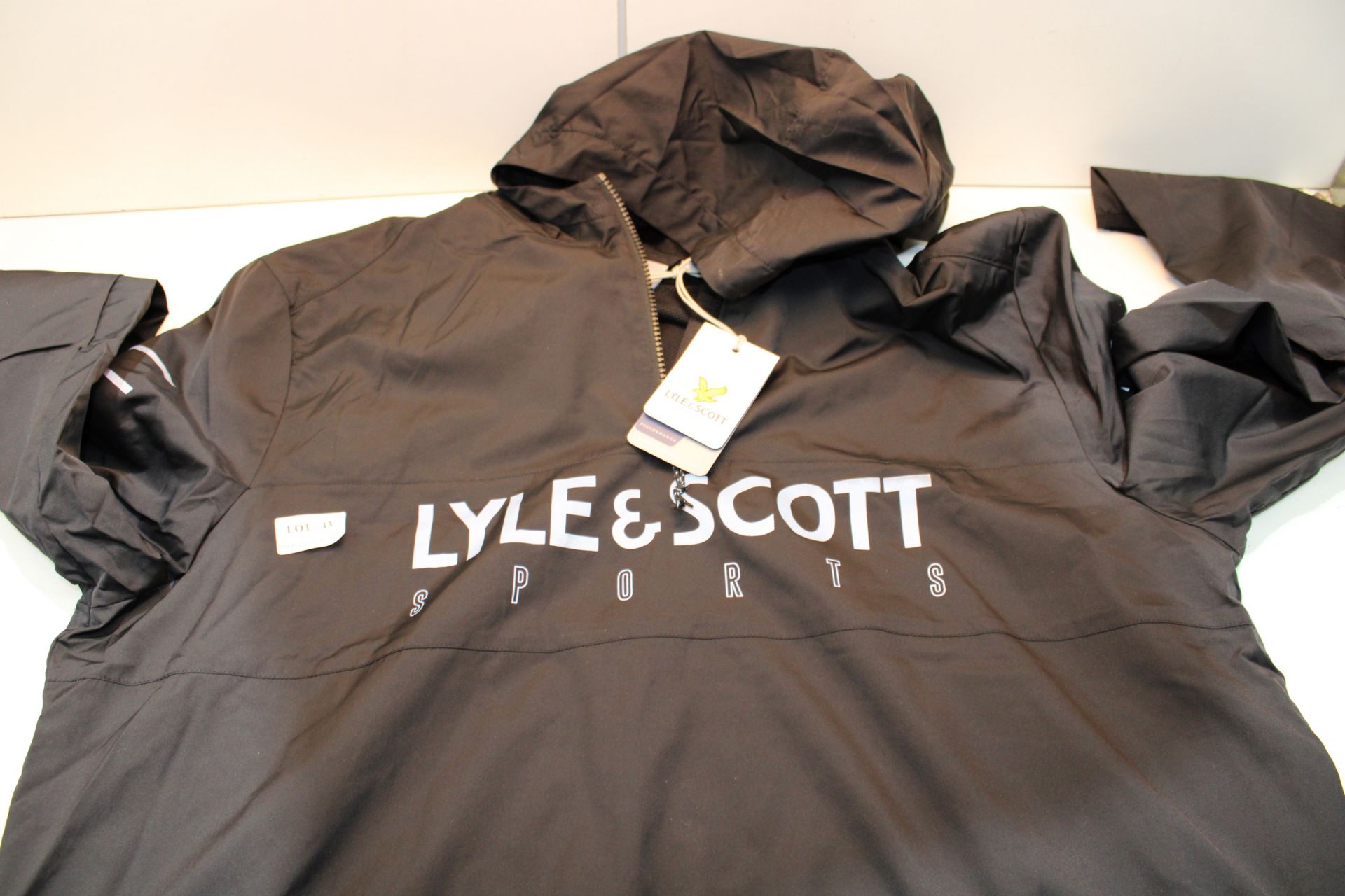 LYLE & SCOTT SPORT ZIPPED TOP FITNESS SIZE XL Condition ReportAppraisal Available on Request- All