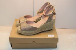 BOXED LADIES HEELED SHOES UK SIZE 7 RRP £38.00Condition Report Appraisal Available on Request- All