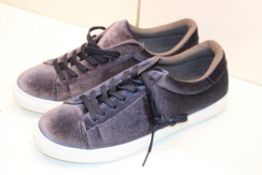 UNBOXED BOOHOO MAN EURO SIZE 45 TRAINERS Condition ReportAppraisal Available on Request- All Items