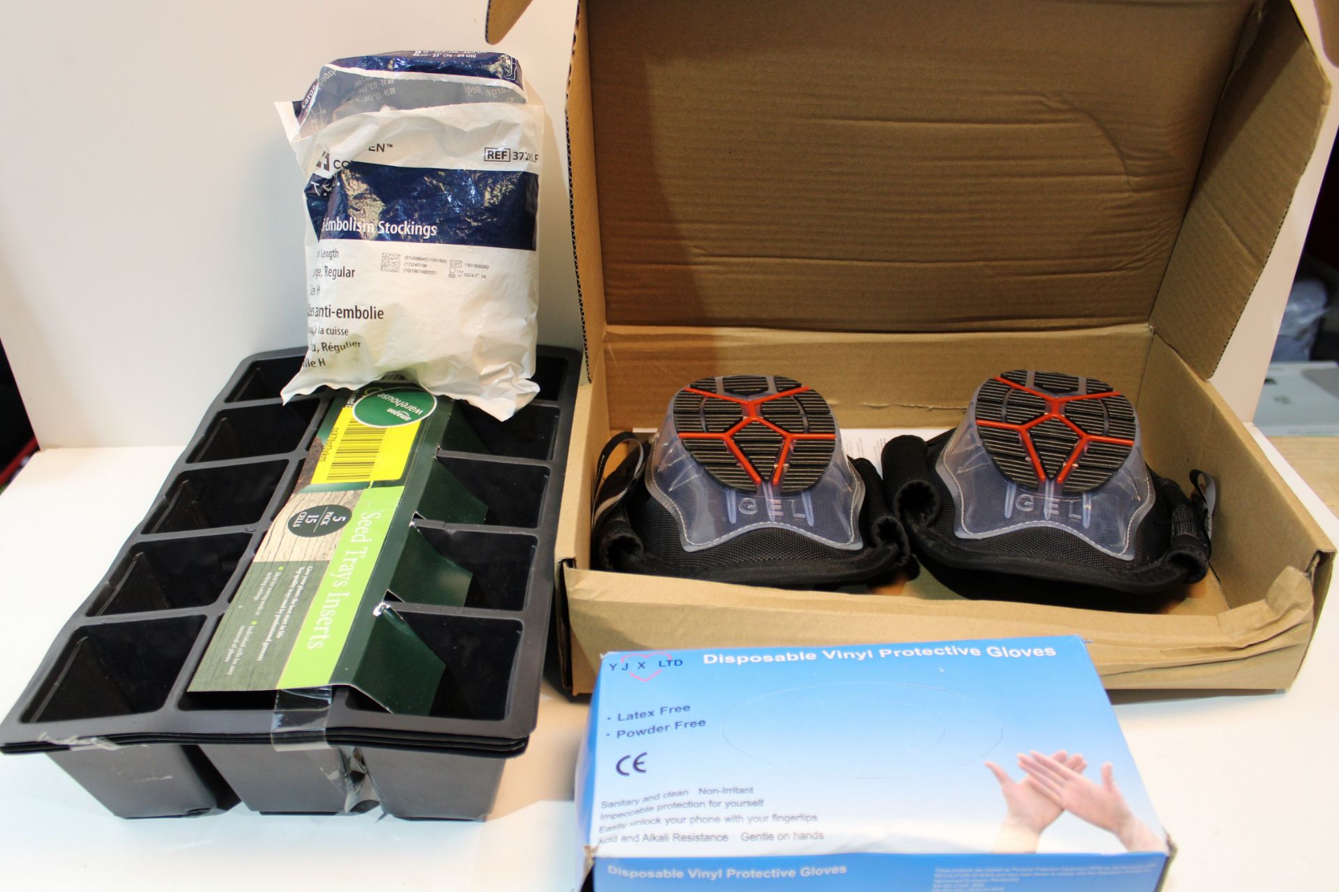 X 4 ITEMS TO INCLUDE KNEE PADS, PLASTIC FLOWER POTS, GLOVES & OTHERCondition ReportAppraisal