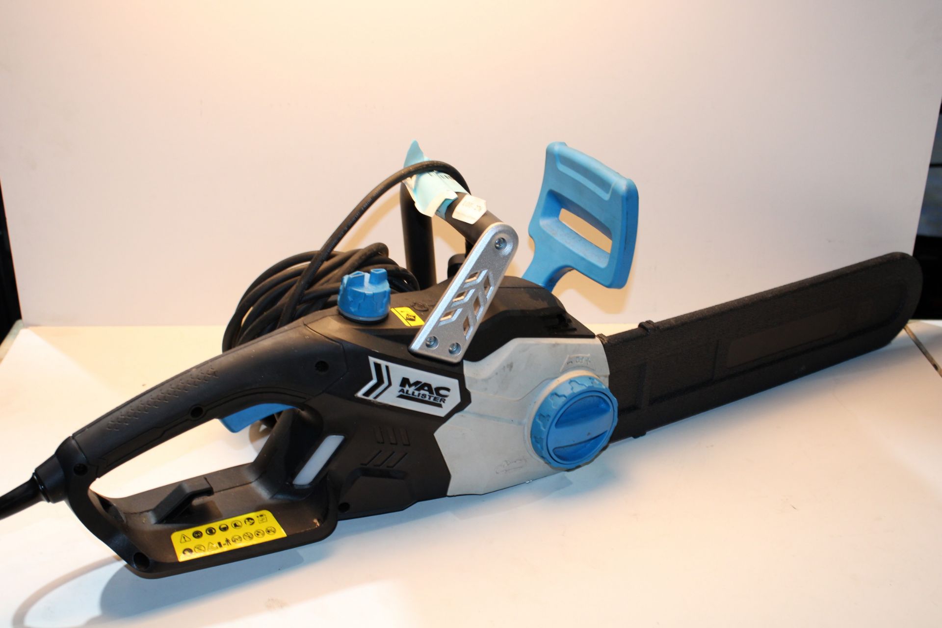 UNBOXED OREGON 2400 WATT SELF-SHARPENING ELECTRIC CHAINSAW 40CM RRP £109.00Condition ReportAppraisal