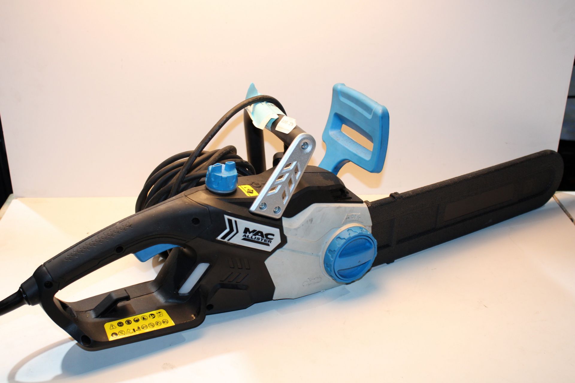 UNBOXED OREGON 2400 WATT SELF-SHARPENING ELECTRIC CHAINSAW 40CM RRP £109.00Condition ReportAppraisal