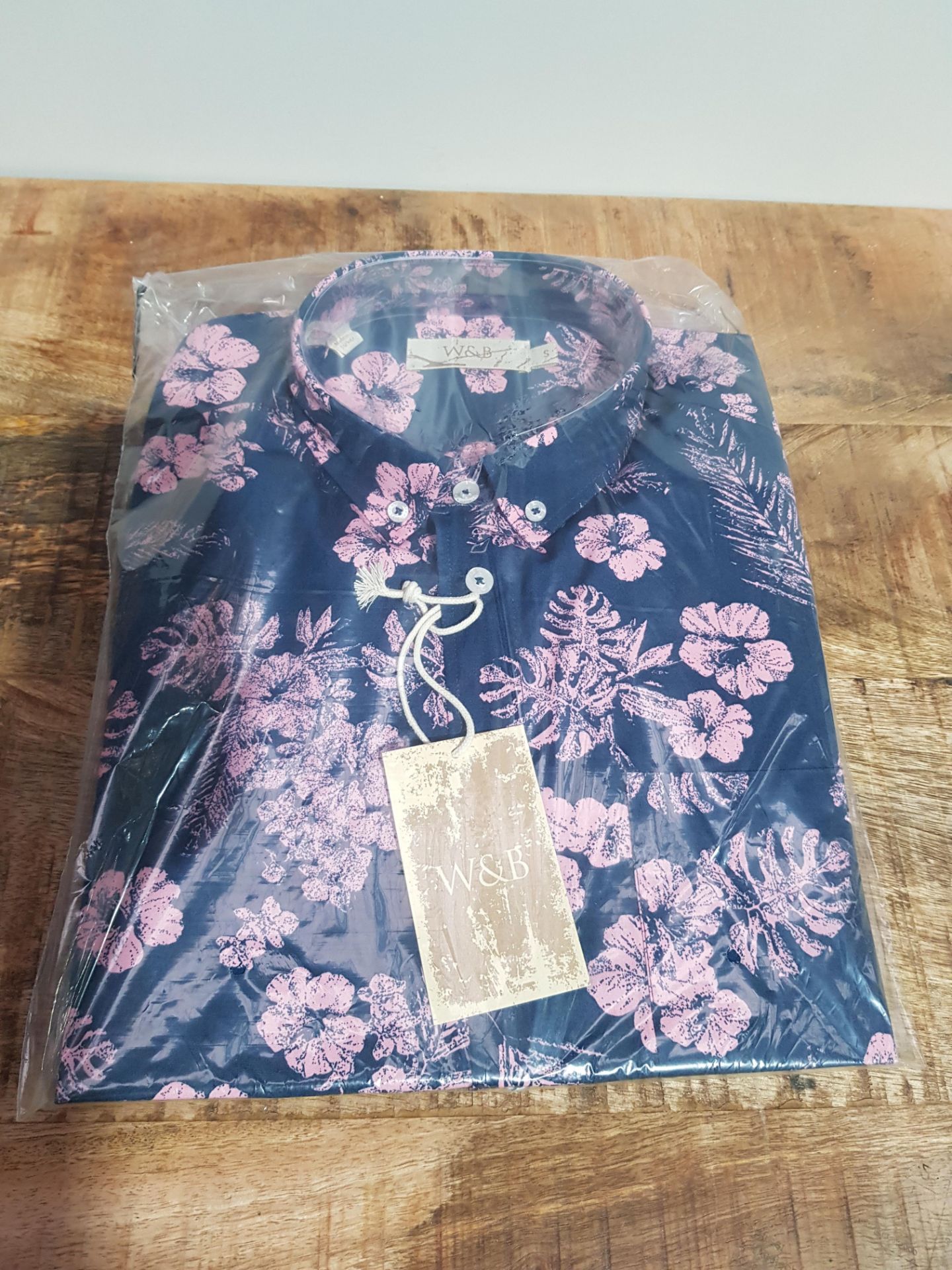 BRAND NEW WILLIAMS & BROWN FLORAL SHIRT SIZE SMALL (AU120)Condition ReportBRAND NEW