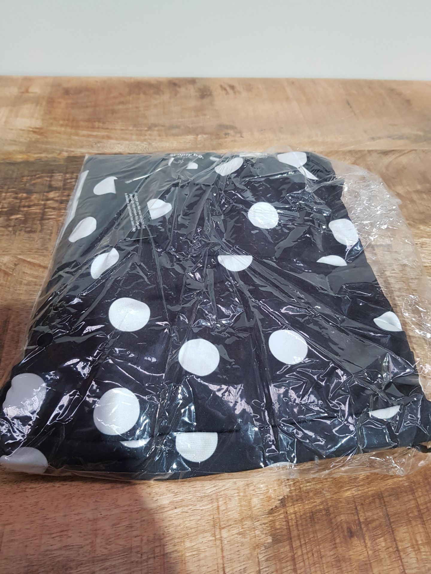 BRAND NEW SIMPLYBE BLACK POLKA DOT TOP SIZE 22 (CR768)Condition ReportBRAND NEW - Image 2 of 2