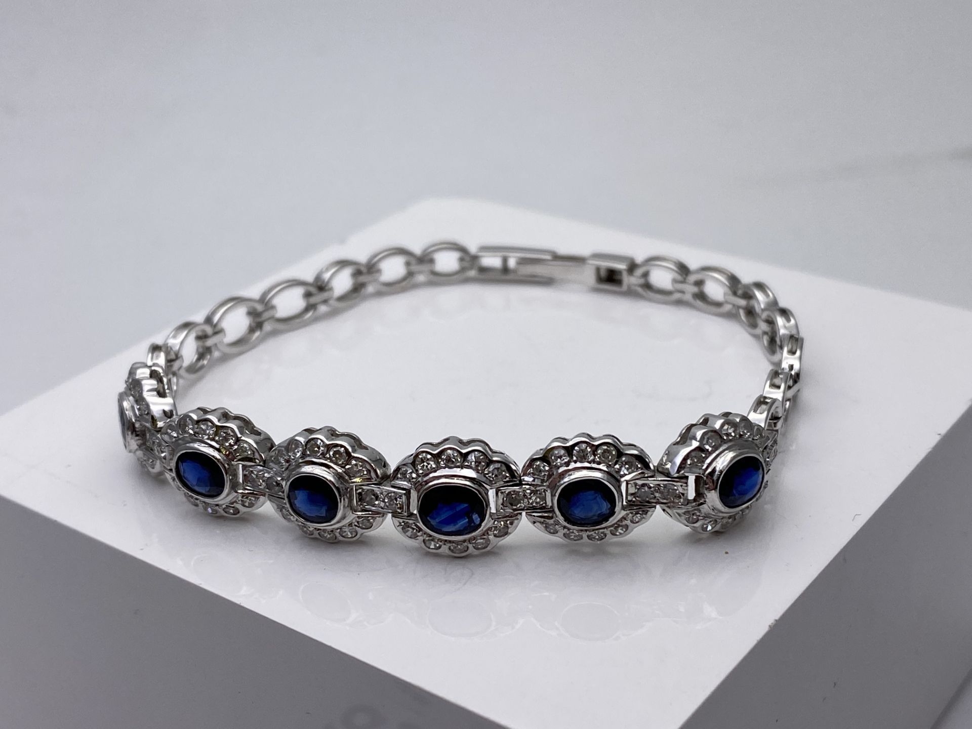 ***£5995.00*** 18CT WHITE GOLD LADIES DIAMOND AND SAPPHIRE VINTAGE STYLE BRACELET, SET WITH 1. - Image 3 of 4