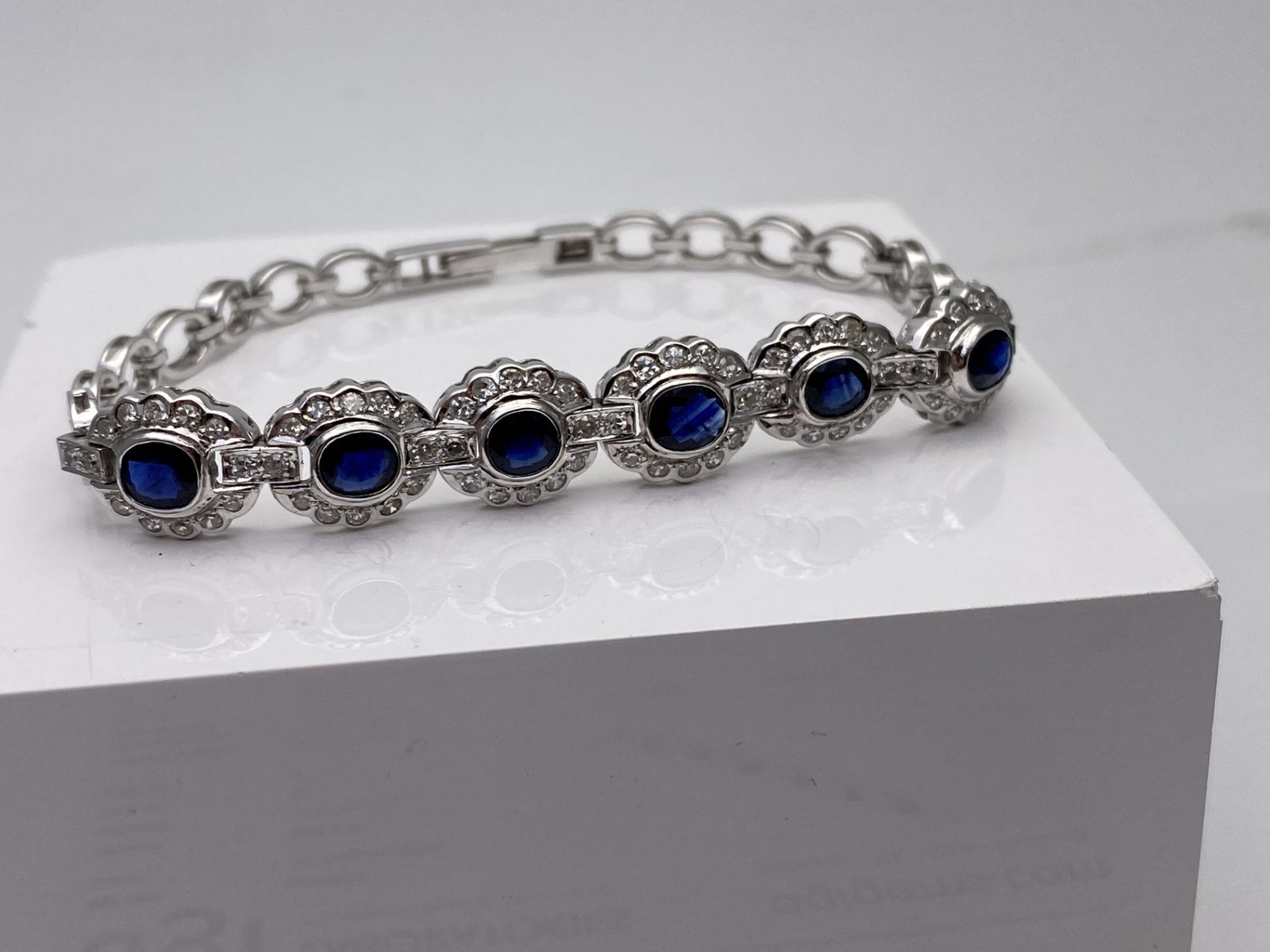 ***£5995.00*** 18CT WHITE GOLD LADIES DIAMOND AND SAPPHIRE VINTAGE STYLE BRACELET, SET WITH 1. - Image 4 of 4