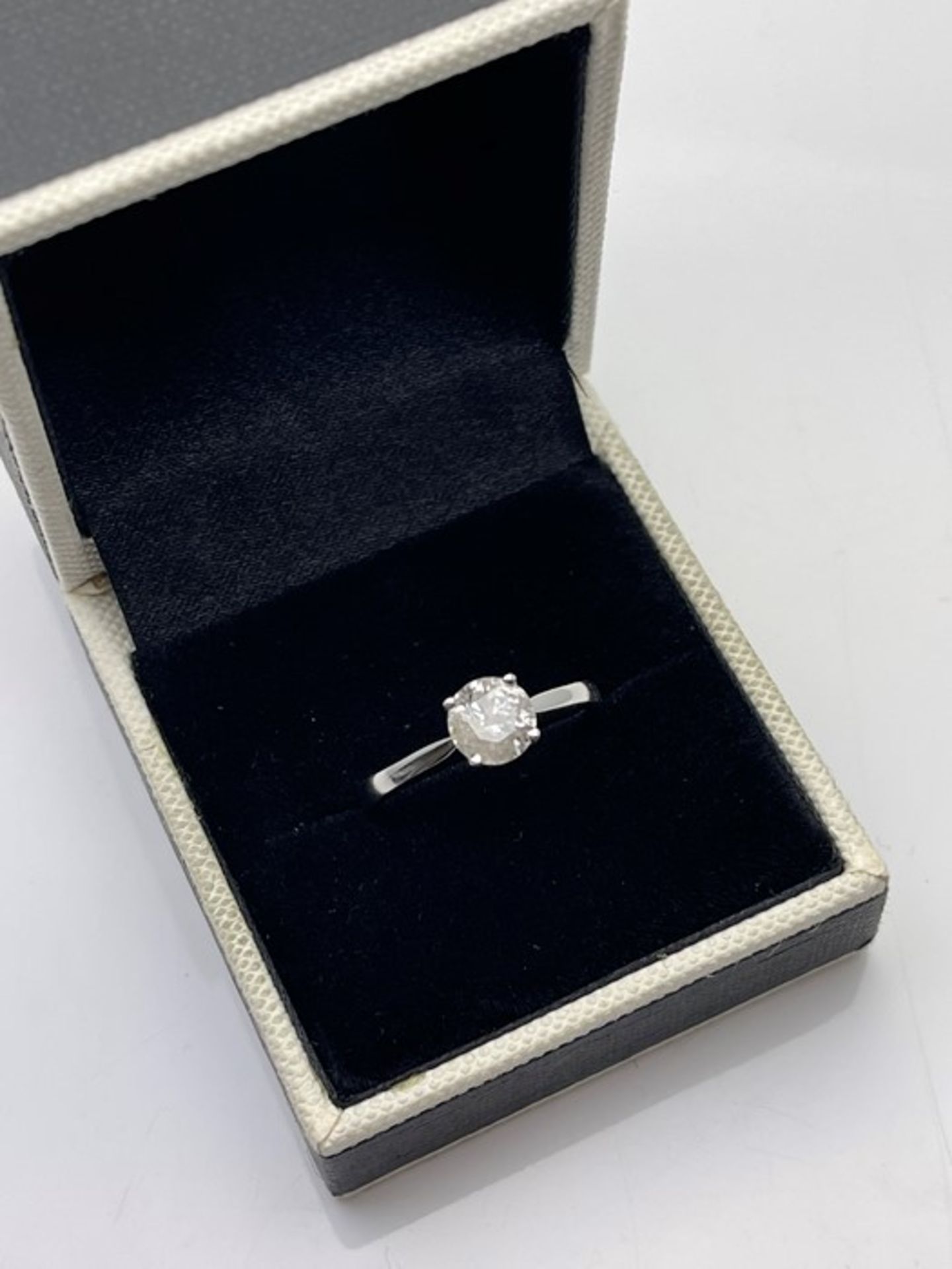 18CT WHITE GOLD LADIES DIAMOND SOLITAIRE RING, SET WITH A 1.02 SINGLE BRILLIANT CUT DIAMOND - Image 2 of 2
