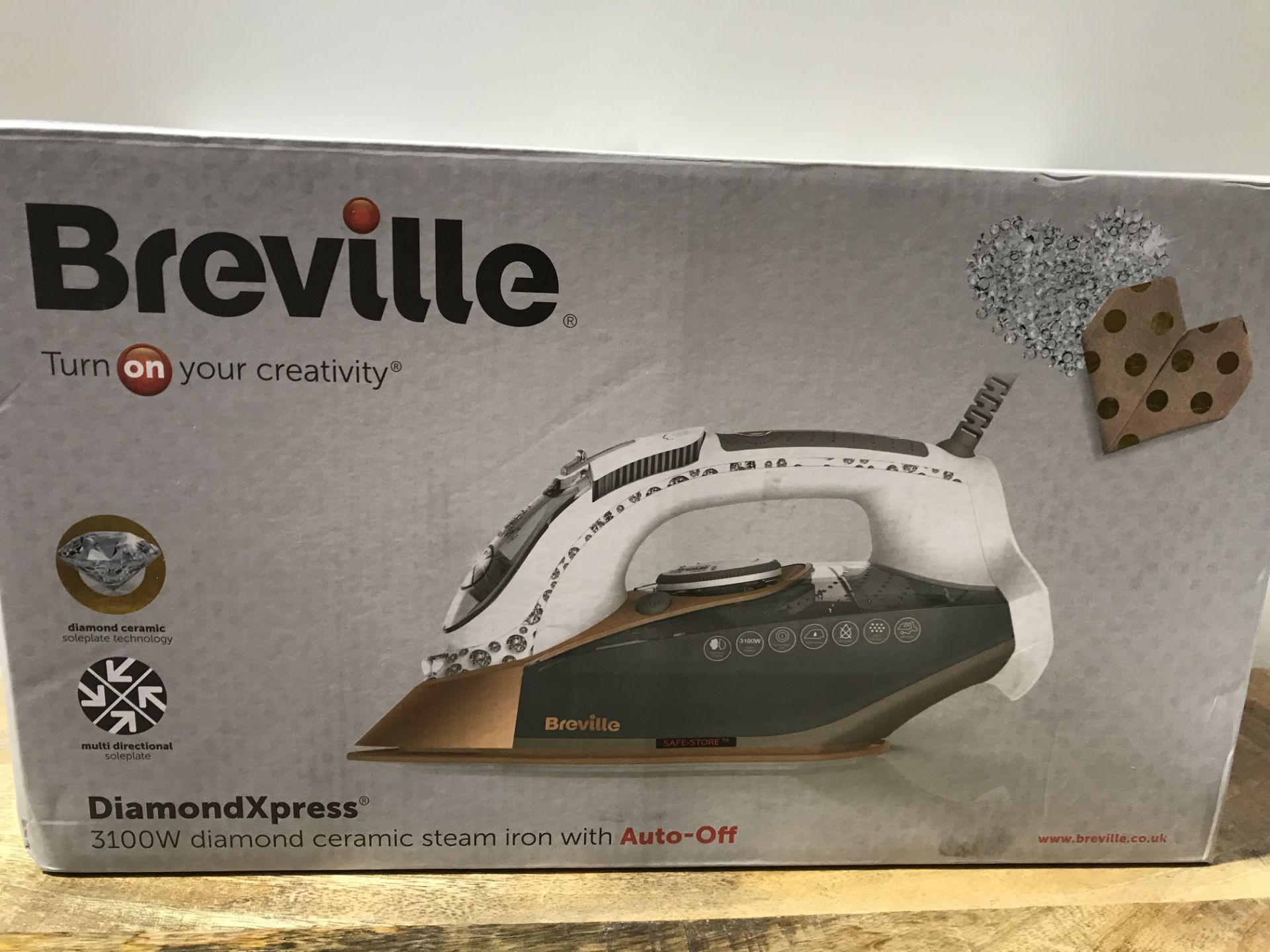 Breville VIN401 DiamondXpress Steam Iron, 3100 W, 200G Steam Shot, Multi-Directional Diamond Ceramic