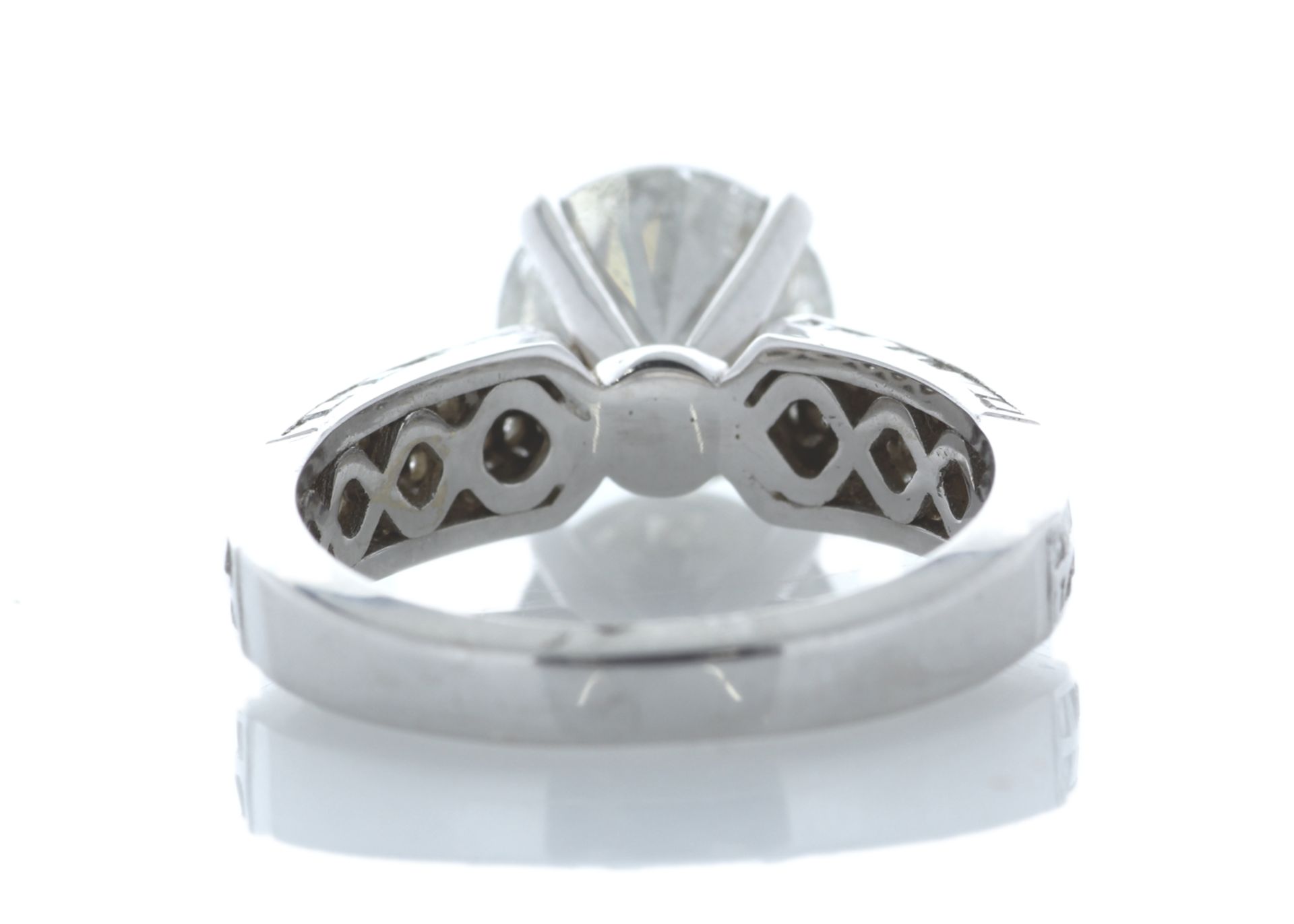 18ct White Gold Single Stone Prong Set With Stone Set Shoulders Diamond Ring 4.51 Carats - Valued by - Image 3 of 5