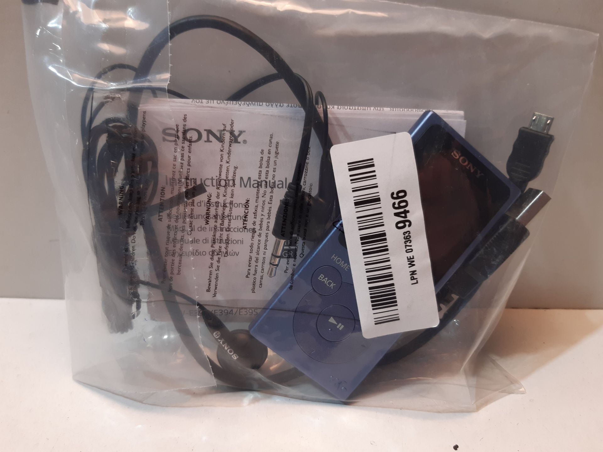 RRP £59.99 Sony NWE394L.CEW 8 GB Walkman MP3 Player with FM Radio - Blue
