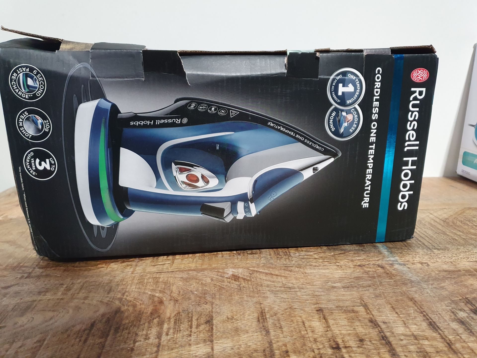 RRP £49.99 Russell Hobbs 26020 Cordless One-Temperature Steam Iron