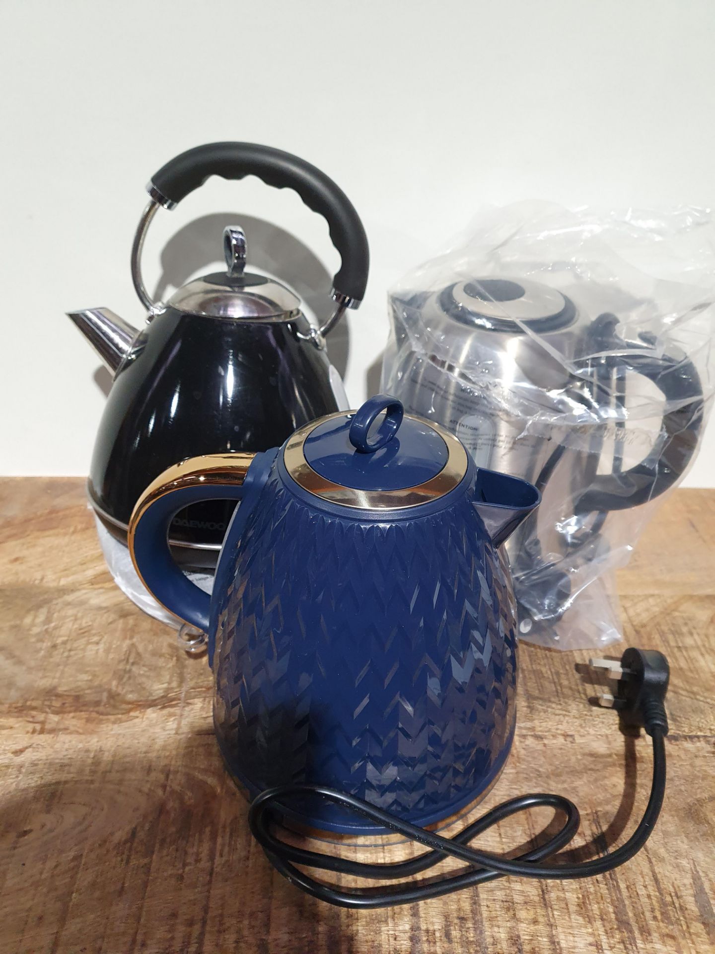 X 3 UNBOXED KETTLES RRP £120Condition ReportAppraisal Available on Request - All Items are