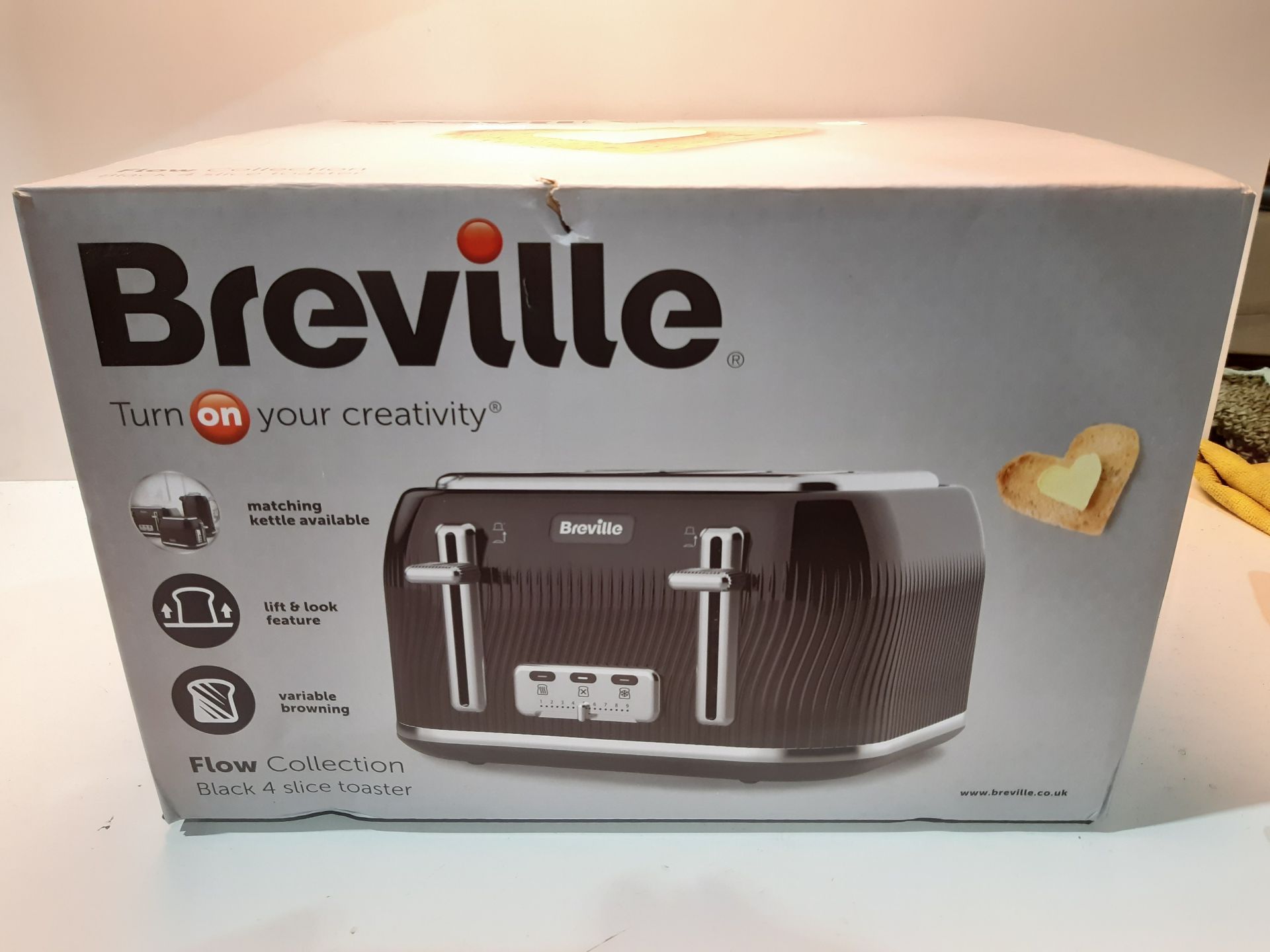 RRP £36.00 Breville Flow 4-Slice Toaster with High-Lift and Wide Slots;Black [VTT890]