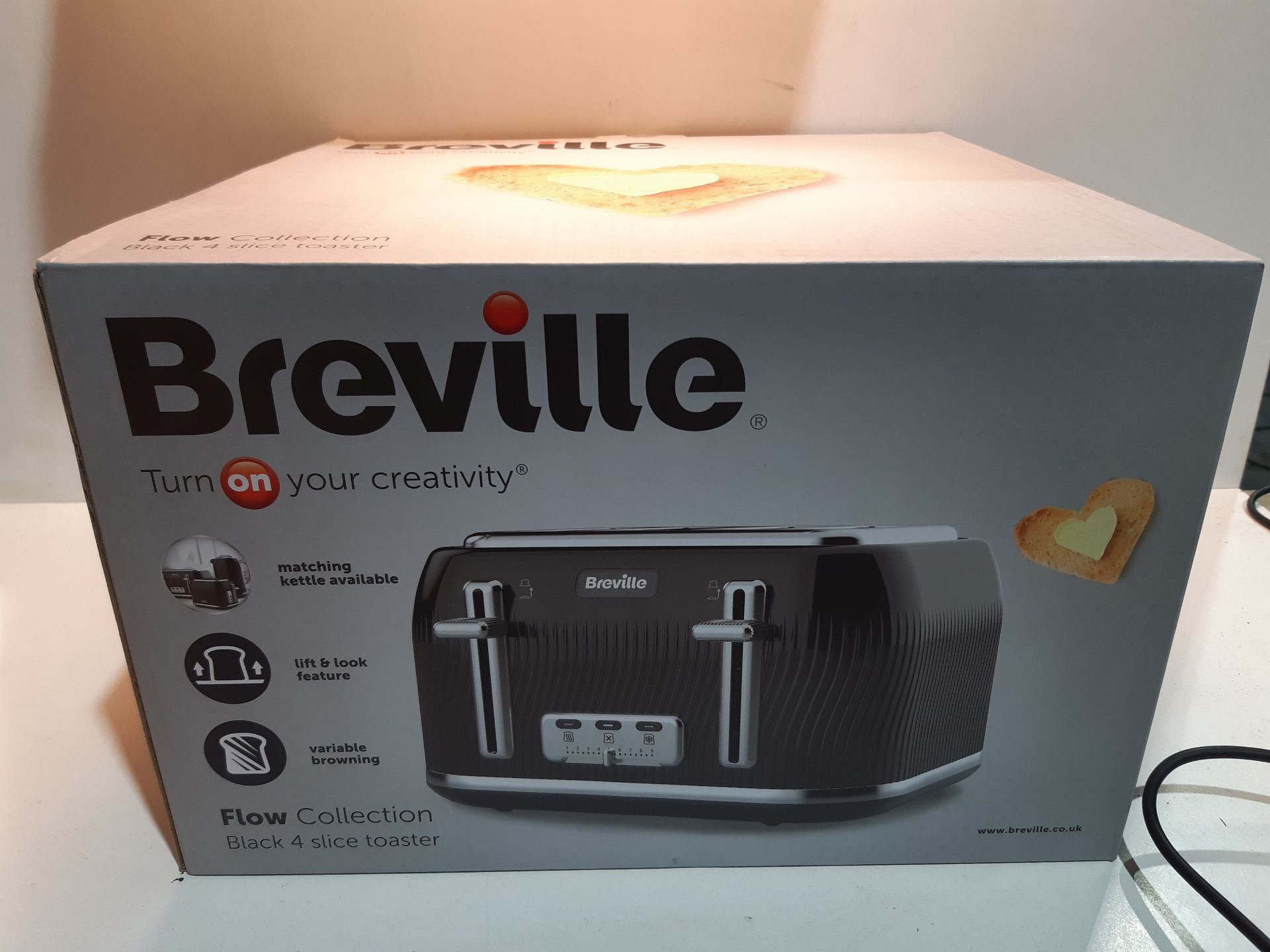 RRP £32.00 Breville Flow 4-Slice Toaster with High-Lift and Wide Slots;Black [VTT890]