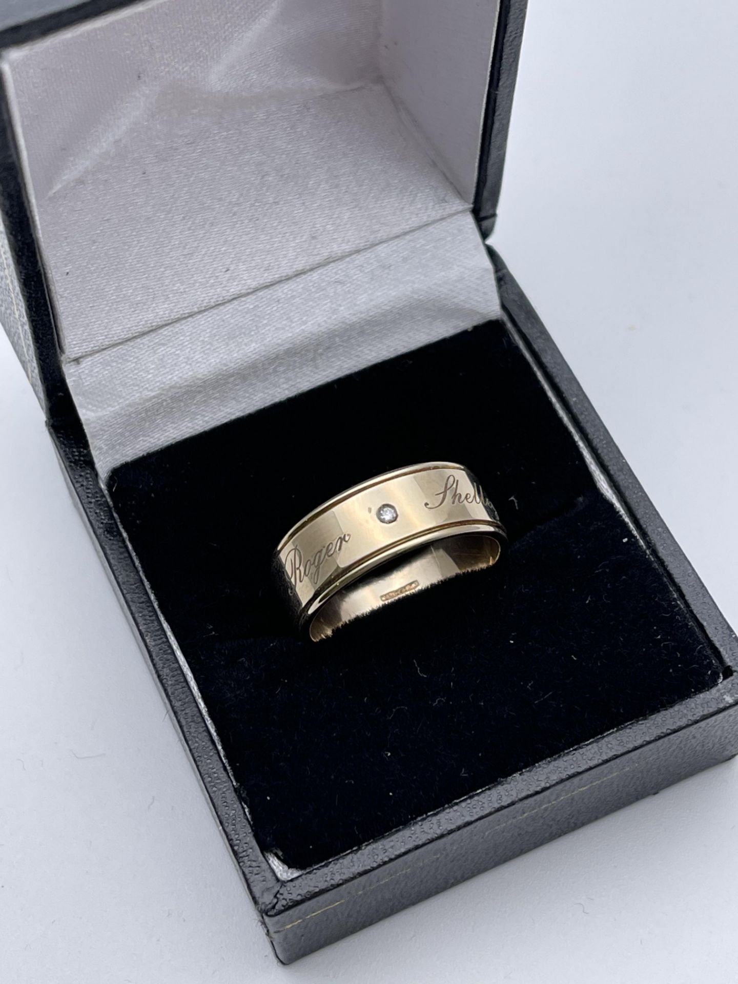 BOXED 9CT YELLOW GOLD WEDDING BAND SET WITH A DIAMOND, INSCRIBED- ROGER & ASHLEY, RRP-£345