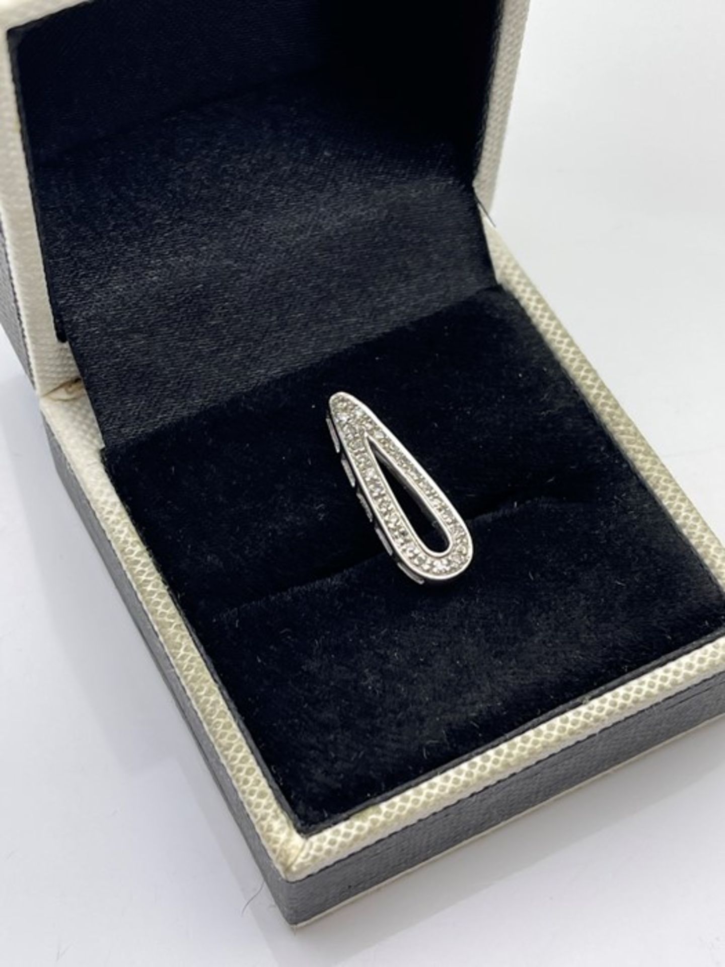 ***£550.00*** 9CT WHITE GOLD DIAMOND PENDENT, D/VS, INCLUDES GIE INSURANCE VALUATION-£550.00 (154)