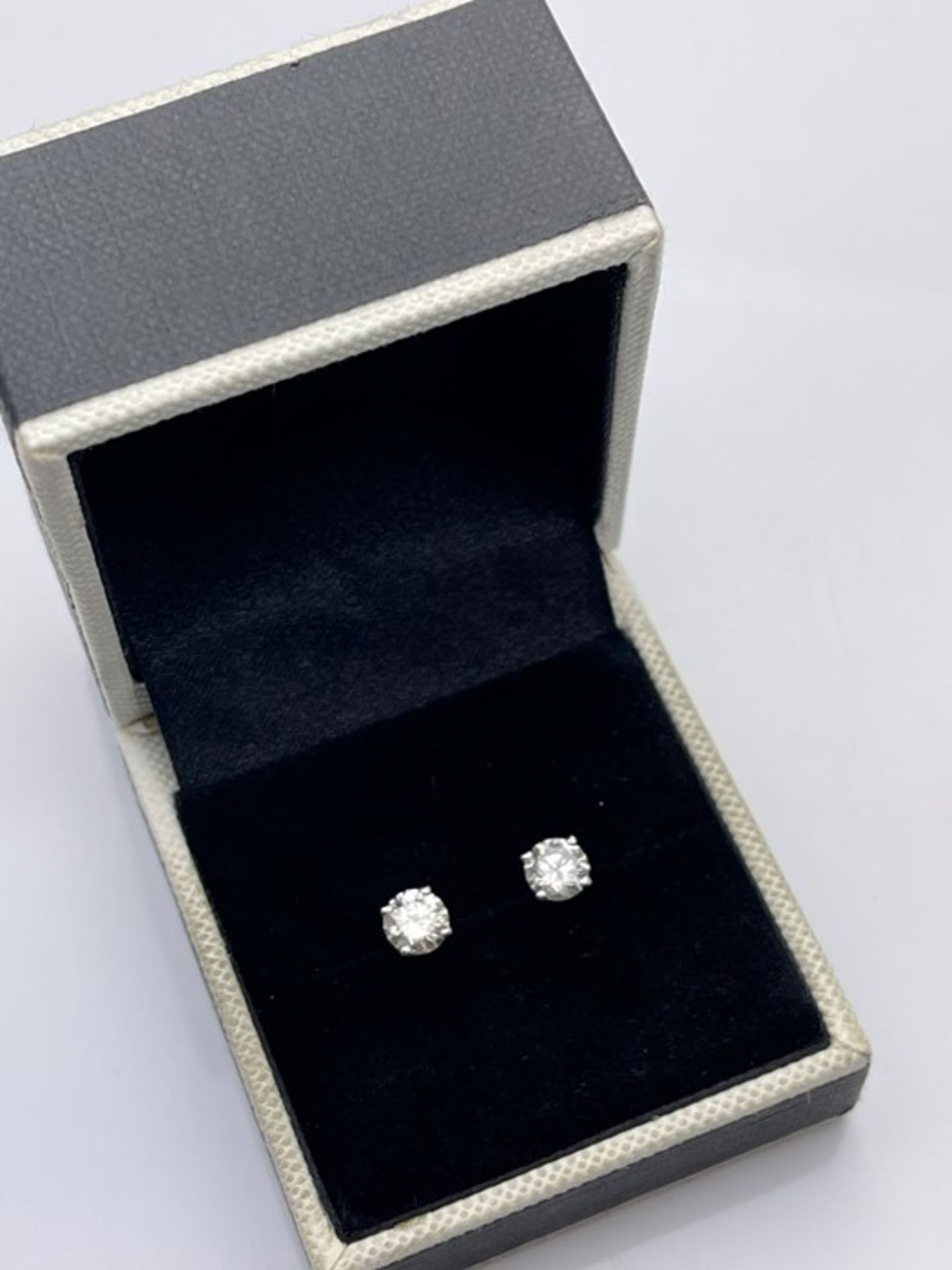 ***£6235.00*** 18CT WHITE GOLD LADIES DIAMOND EARRINGS, TOTAL DIAMOND WEIGHT- 1.11 CARATS, COLOUR- - Image 2 of 2