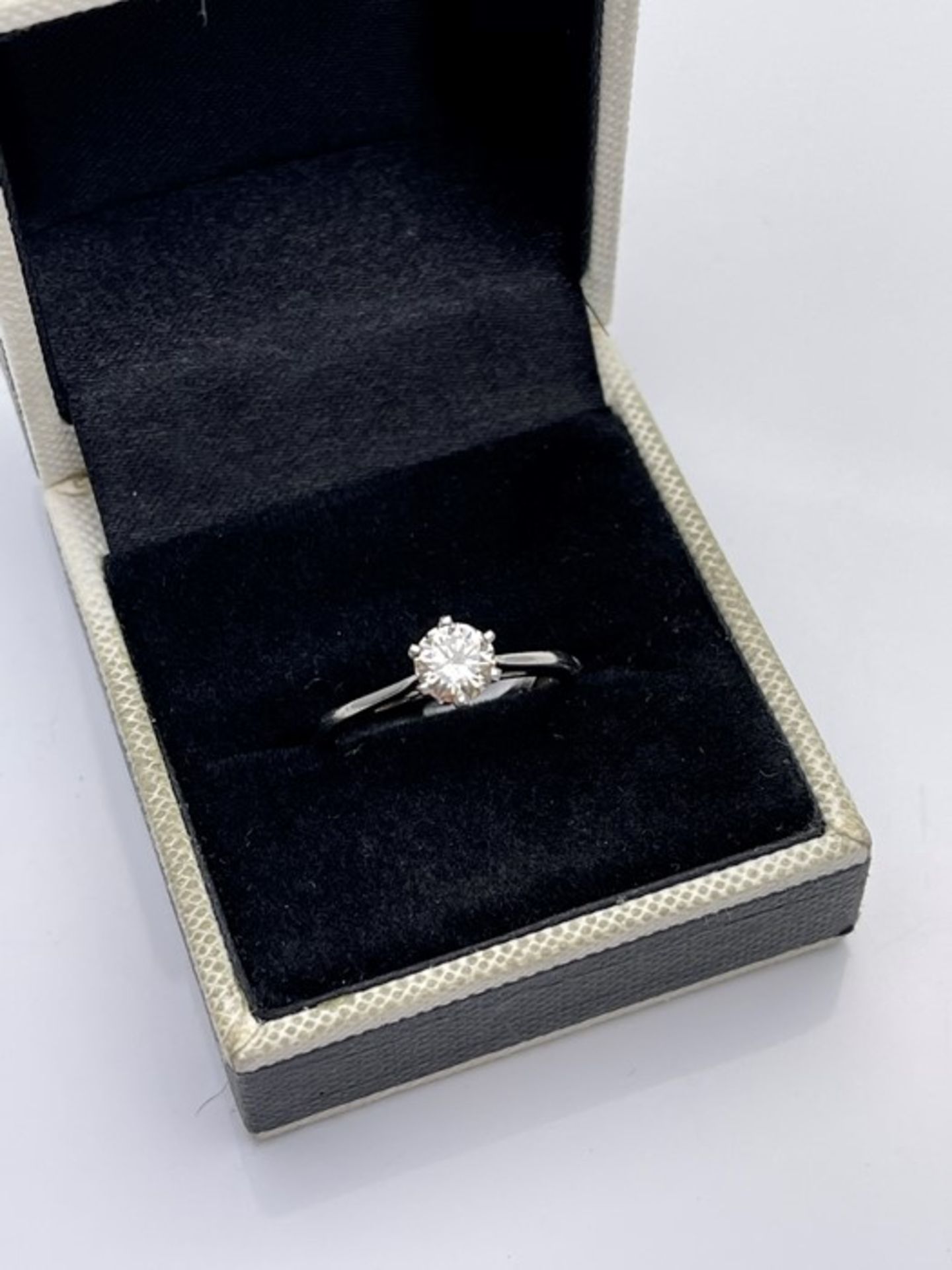 18CT WHITE GOLD LADIES DIAMOND SOLITAIRE RING, SET WITH ONE BRILLIANT ROUND CUT CENTER STONE,