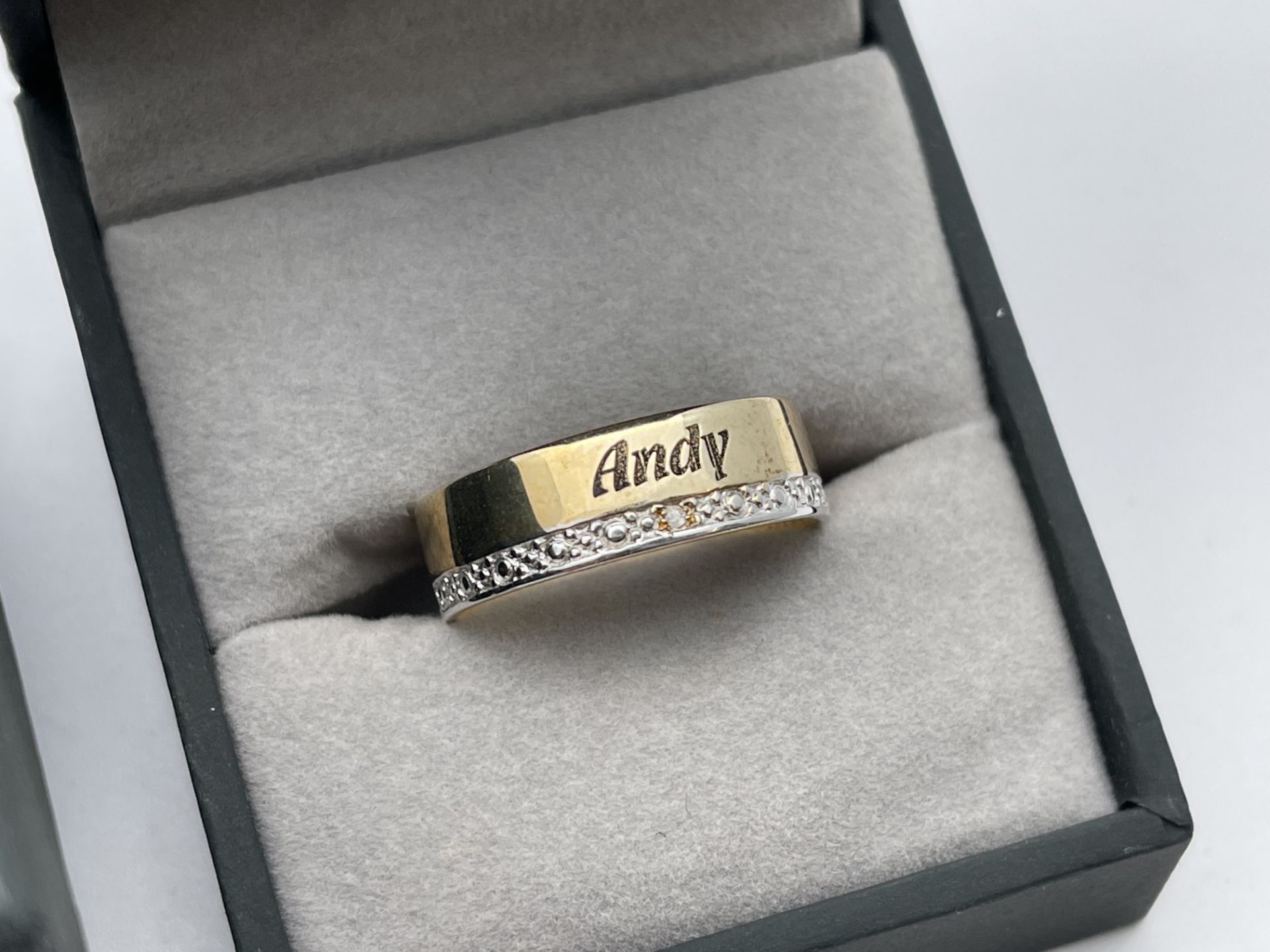 BOXED 9CT YELLOW GOLD GENTS DIAMOND WEDDING BAND ''ANDY'' SIZE- S - Image 2 of 2