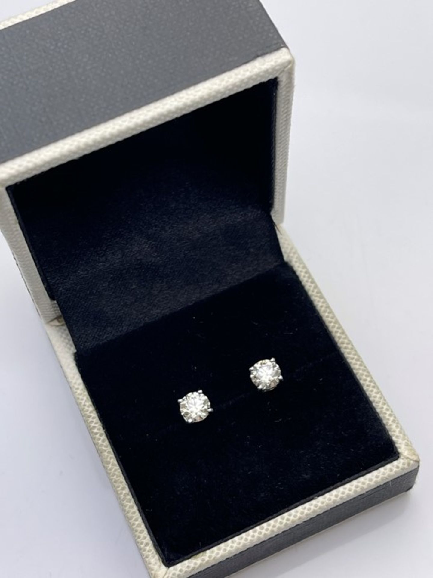 ***£3570.00*** 14CT WHITE GOLD LADIES DIAMOND SOLITAIRE EARRINGS, DIAMOND WEIGHT- 0.94CT, CLARITY- - Image 2 of 2