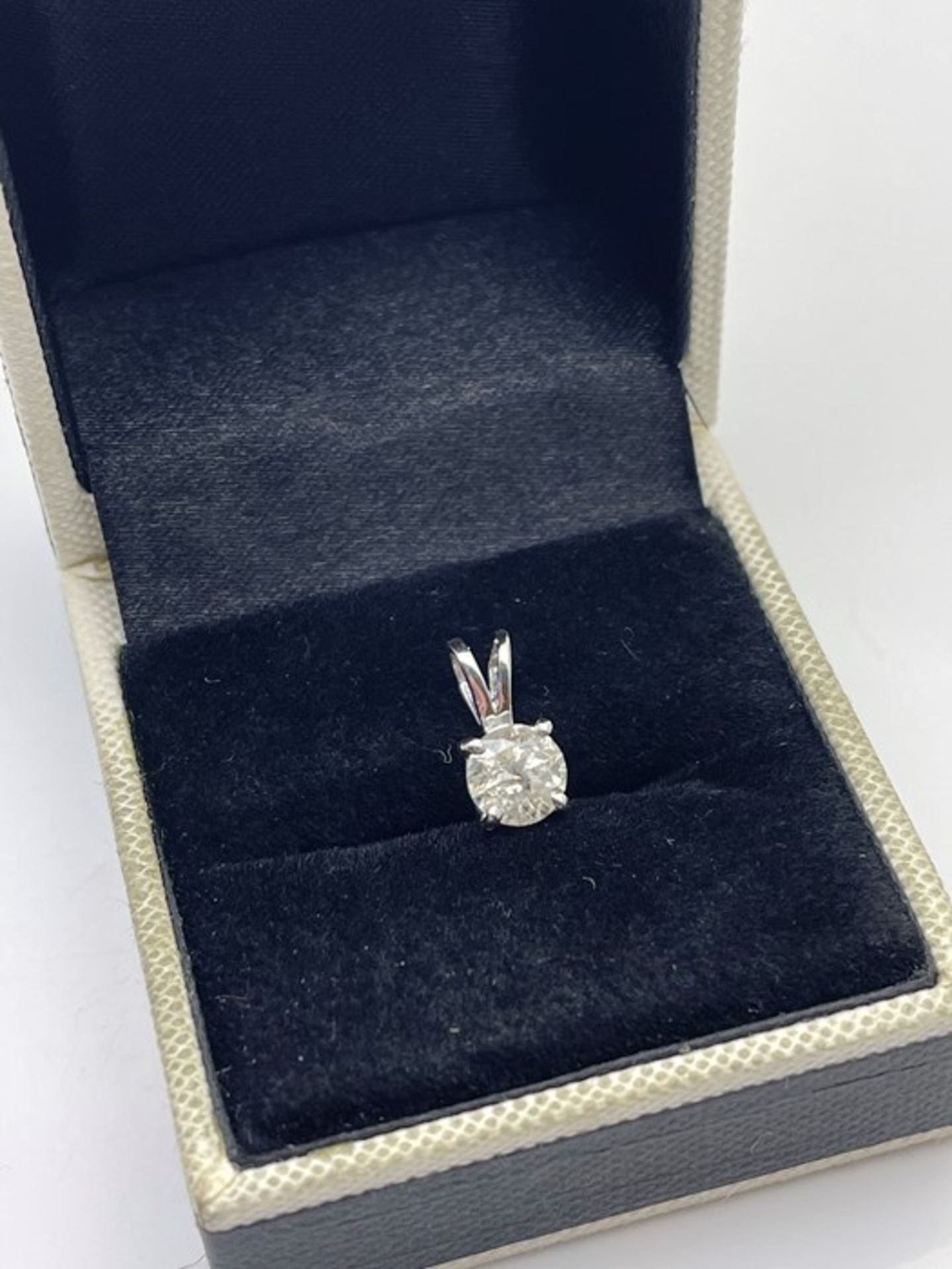 ***£5180.00*** 18CT WHITE GOLD LADIES DIAMOND SOLITAIRE PENDENT, DIAMOND WEIGHT- 1.01CT, COLOUR- - Image 2 of 2