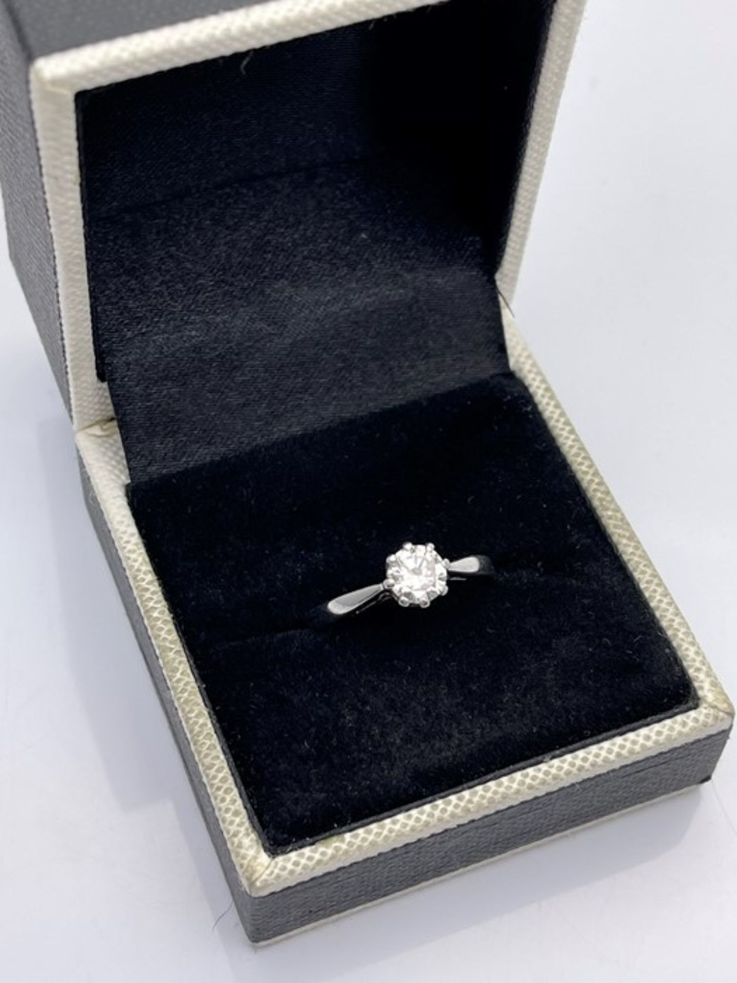 18CT WHITE GOLD LADIES DIAMOND SOLITAIRE RING, SET WITH ONE BRILLIANT CUT CENTER STONE, APPROX