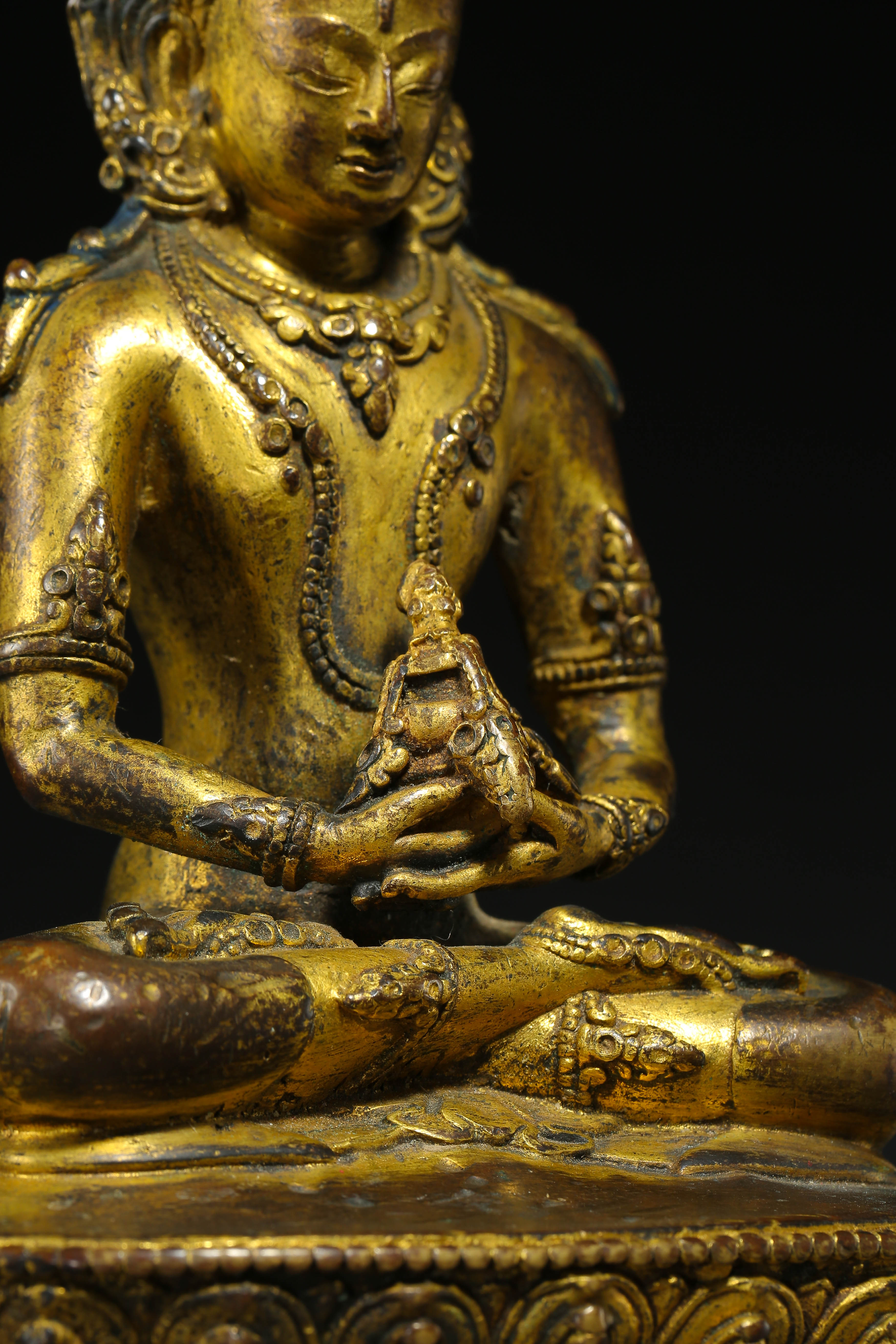 SEATED GILT BRONZE BUDDHA, QING DYNASTY, CHINA - Image 8 of 11