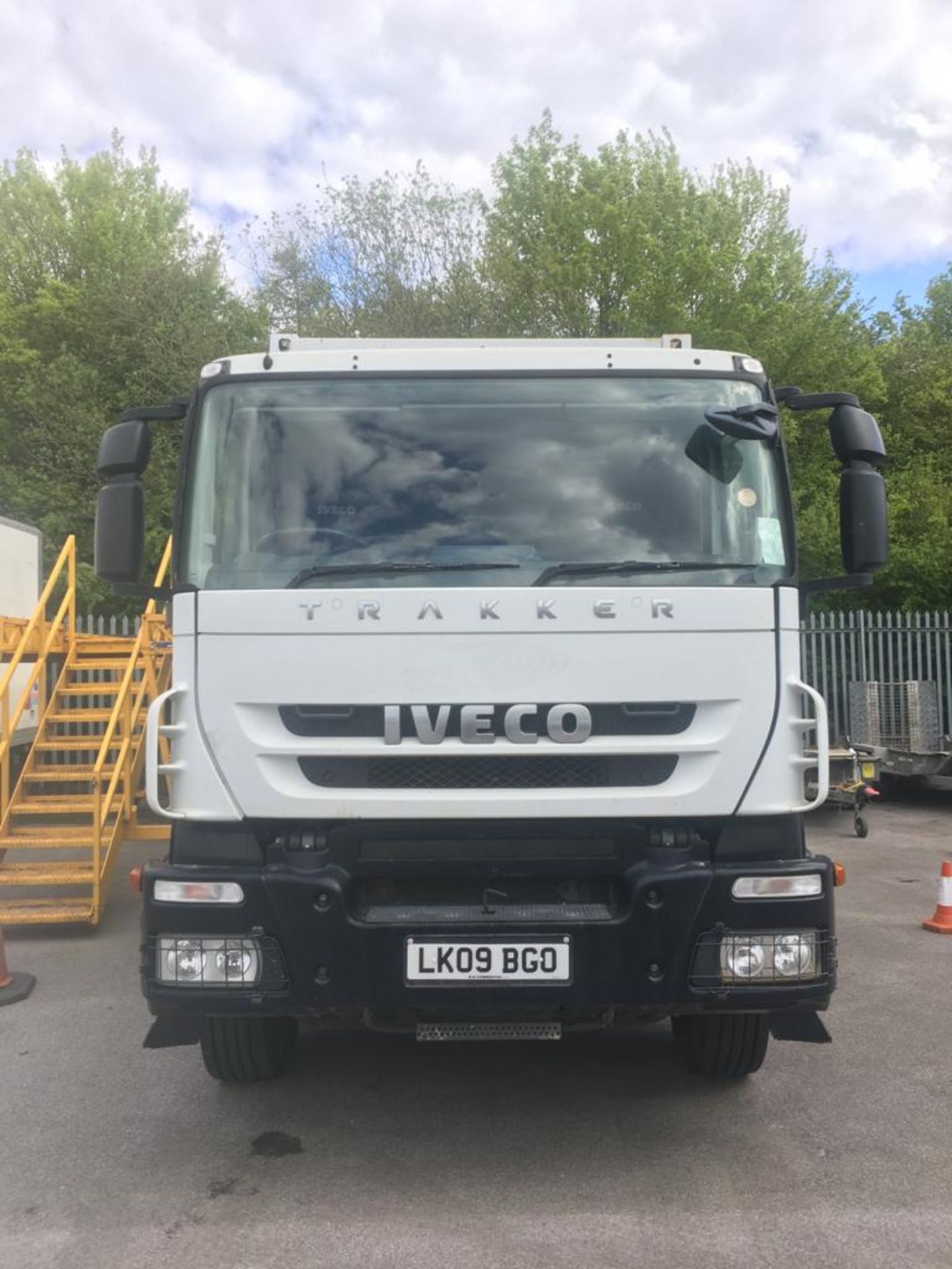 2009 IVECO TAKKER 27 TON 7790CC DIESEL 500KVA GENERATOR LORRY WITH SLEEPER CABIN ONE OWNER FROM NEW - Image 2 of 26