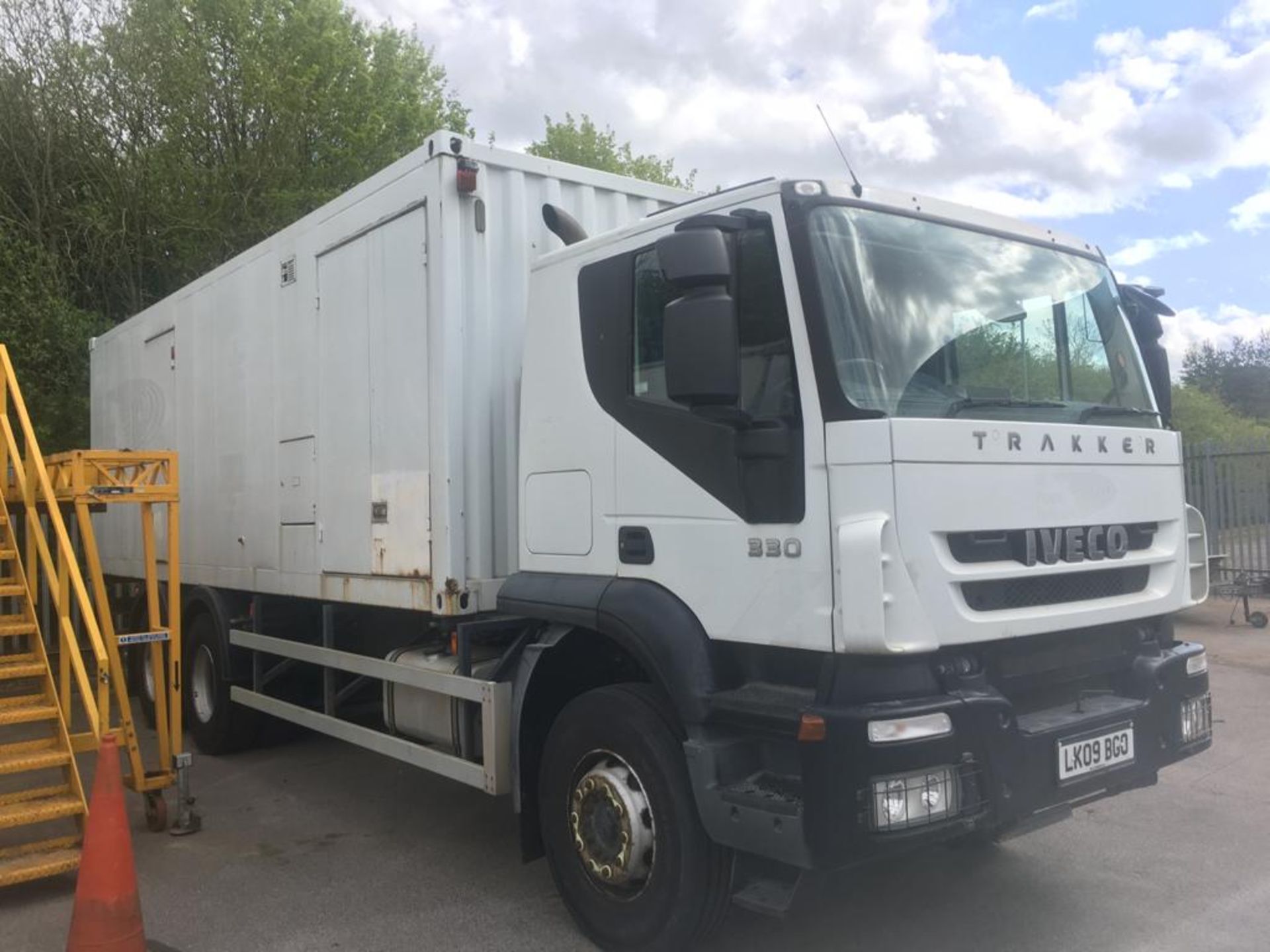 2009 IVECO TAKKER 27 TON 7790CC DIESEL 500KVA GENERATOR LORRY WITH SLEEPER CABIN ONE OWNER FROM NEW