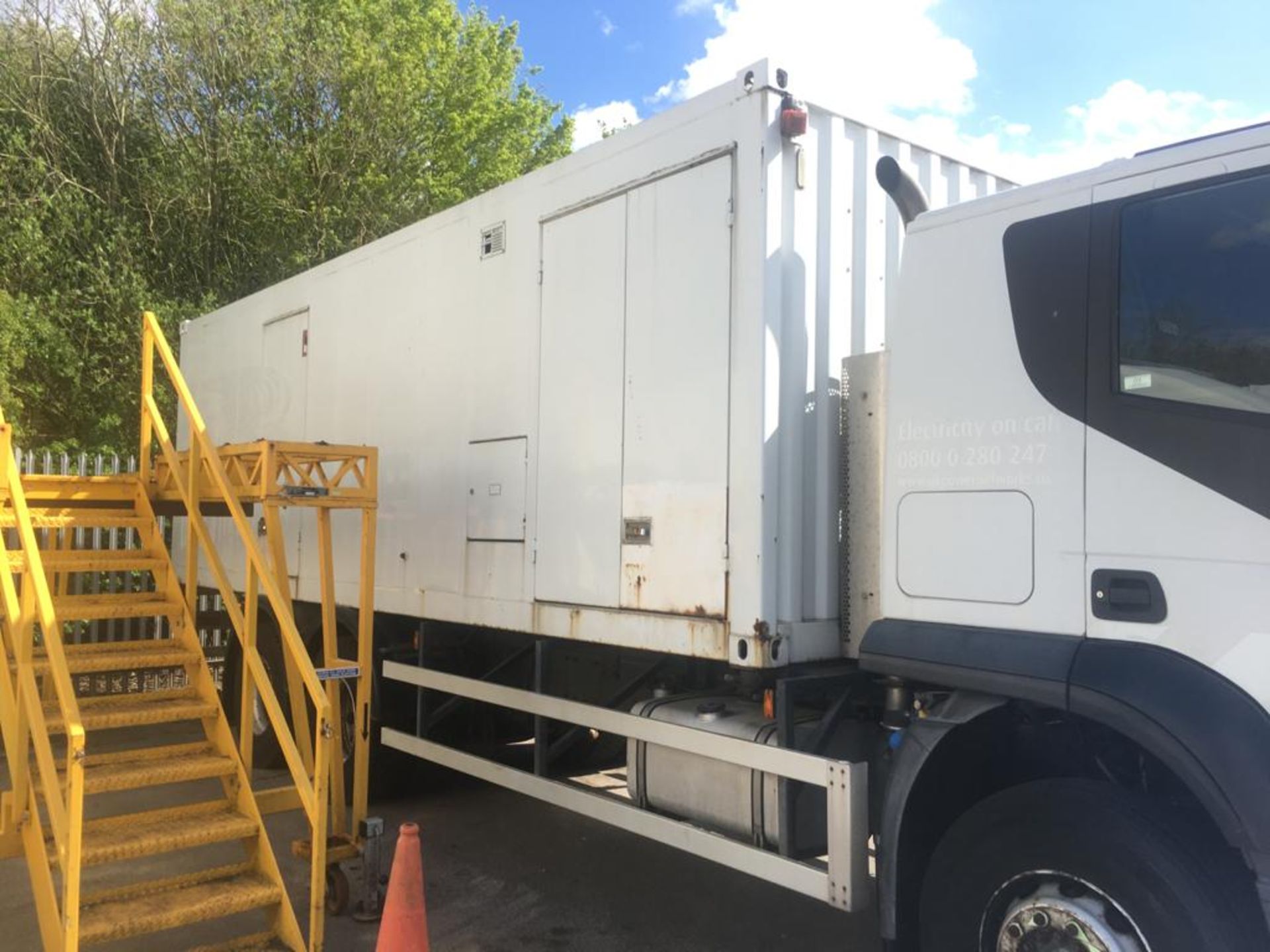 2009 IVECO TAKKER 27 TON 7790CC DIESEL 500KVA GENERATOR LORRY WITH SLEEPER CABIN ONE OWNER FROM NEW - Image 4 of 26