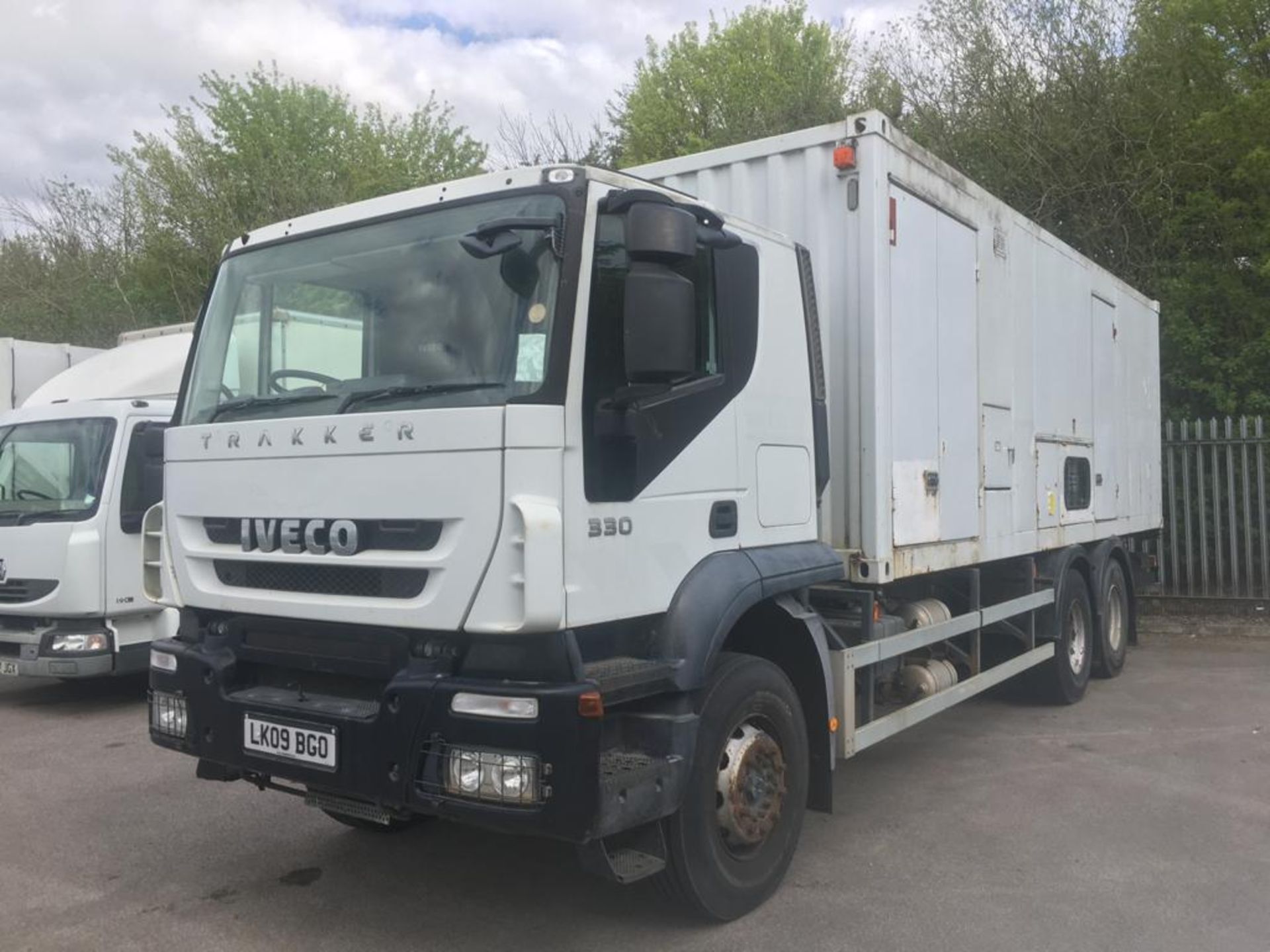 2009 IVECO TAKKER 27 TON 7790CC DIESEL 500KVA GENERATOR LORRY WITH SLEEPER CABIN ONE OWNER FROM NEW - Image 3 of 26