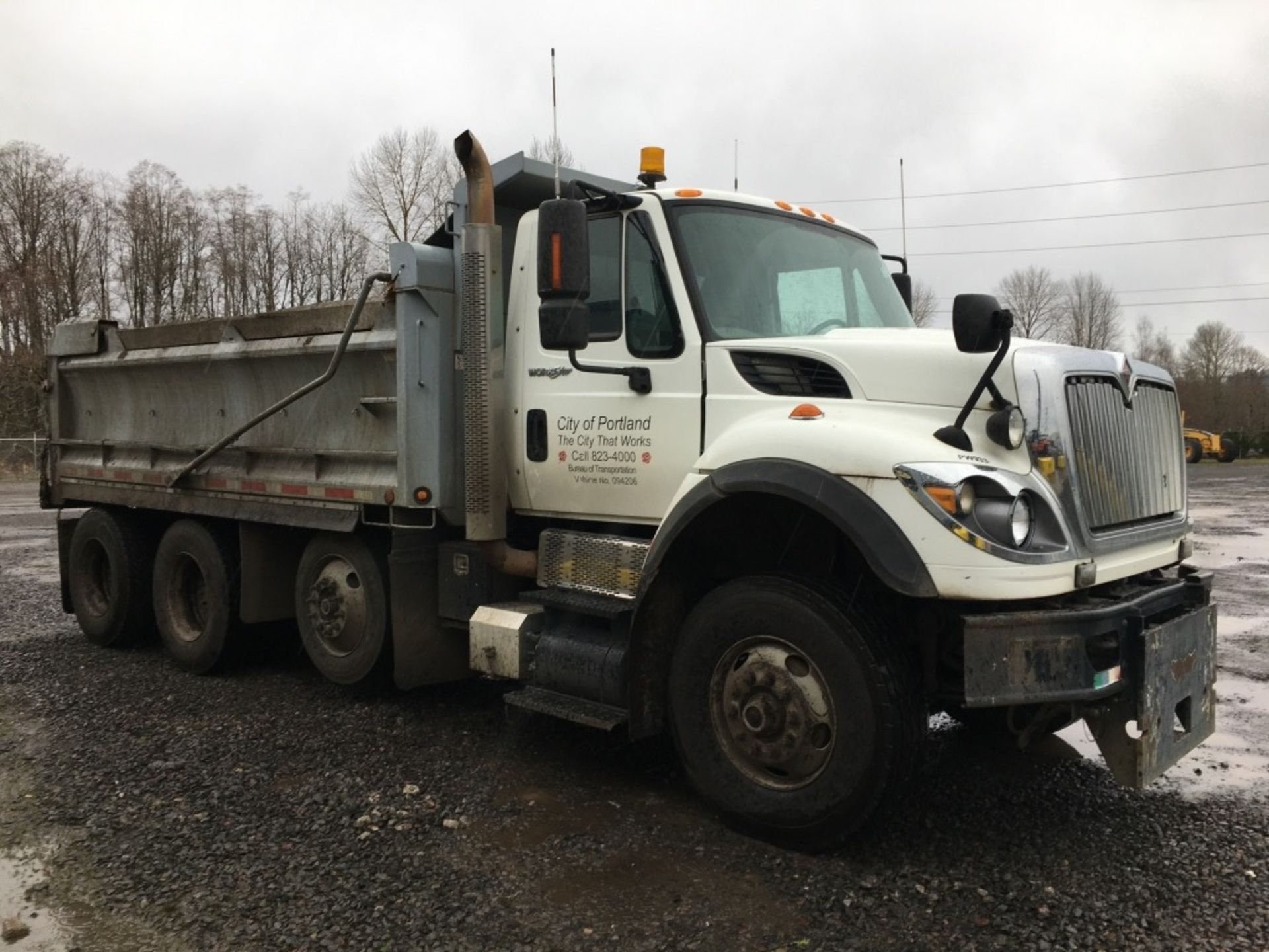 2009 International 7600 6x4 Tri-Axle Dump Truck - Image 2 of 34