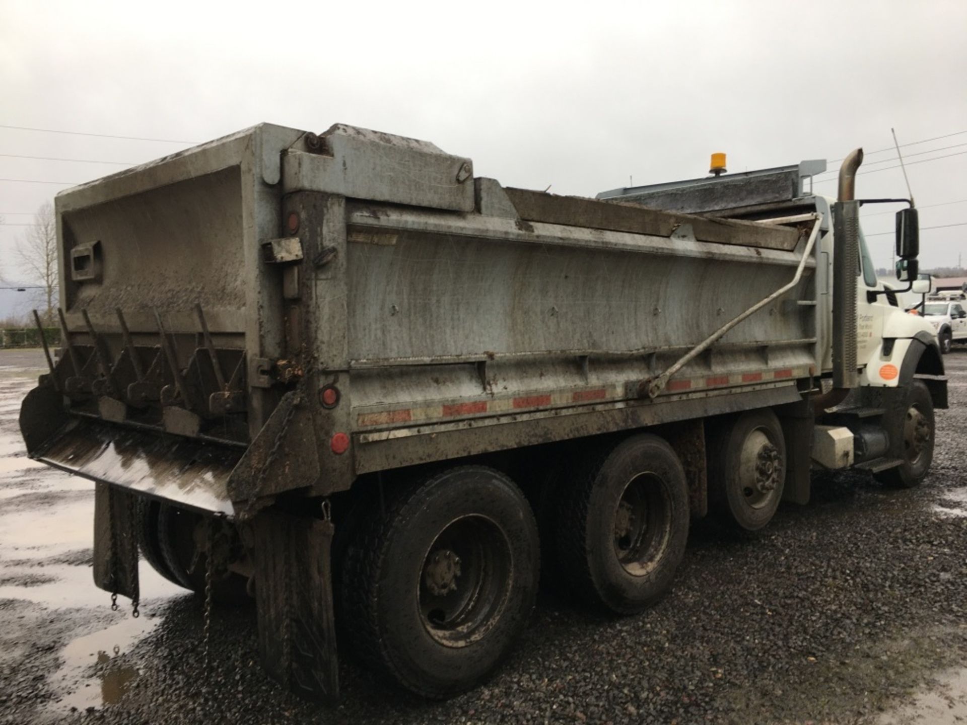 2009 International 7600 6x4 Tri-Axle Dump Truck - Image 3 of 34