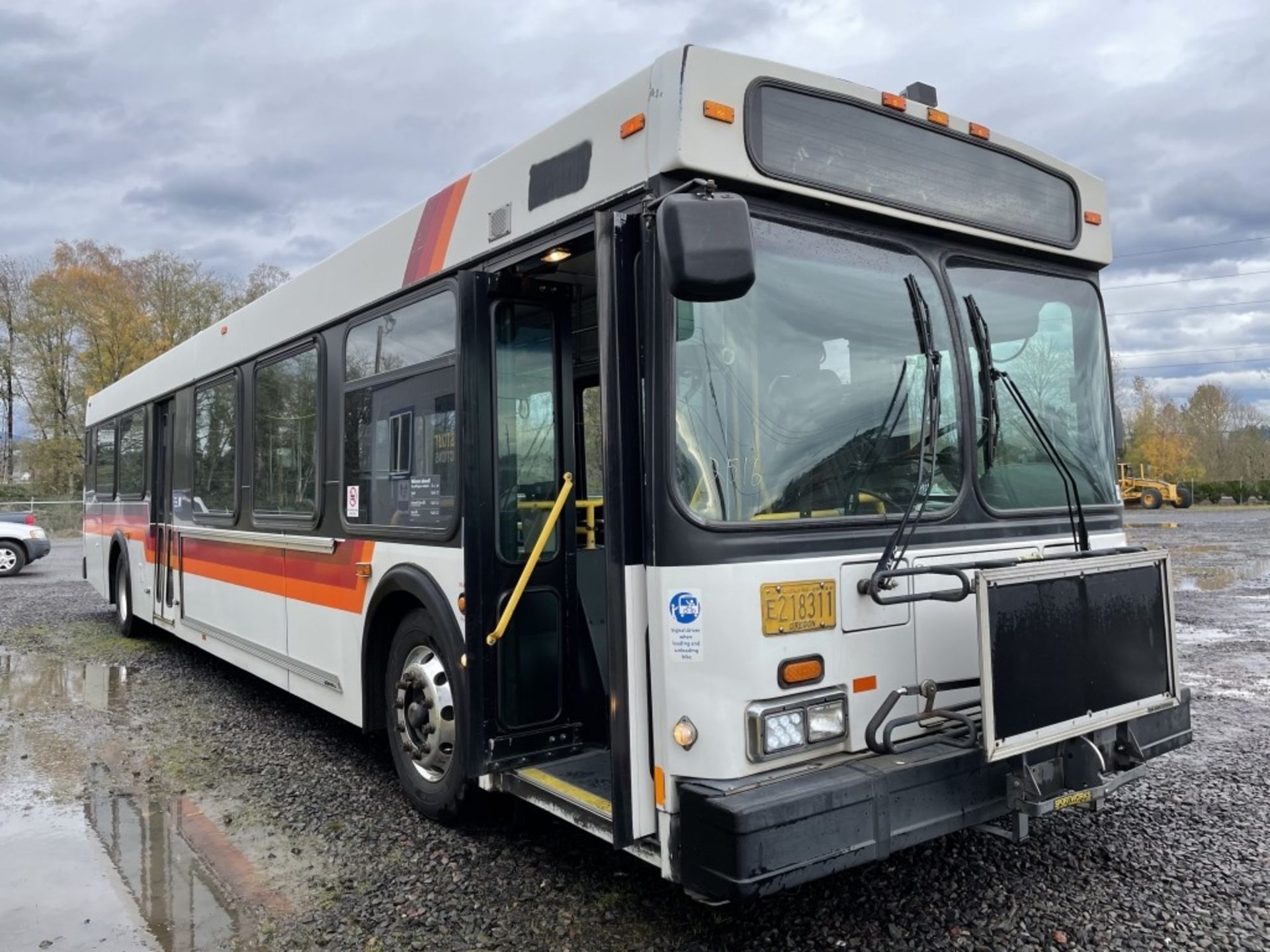 2000 New Flyer D40LF Transit Bus - Image 2 of 24