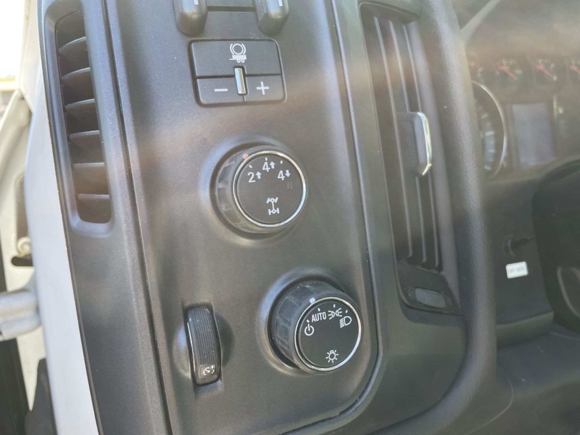 2015 GMC Sierra 2500 4x4 Crew Cab Pickup - Image 17 of 21