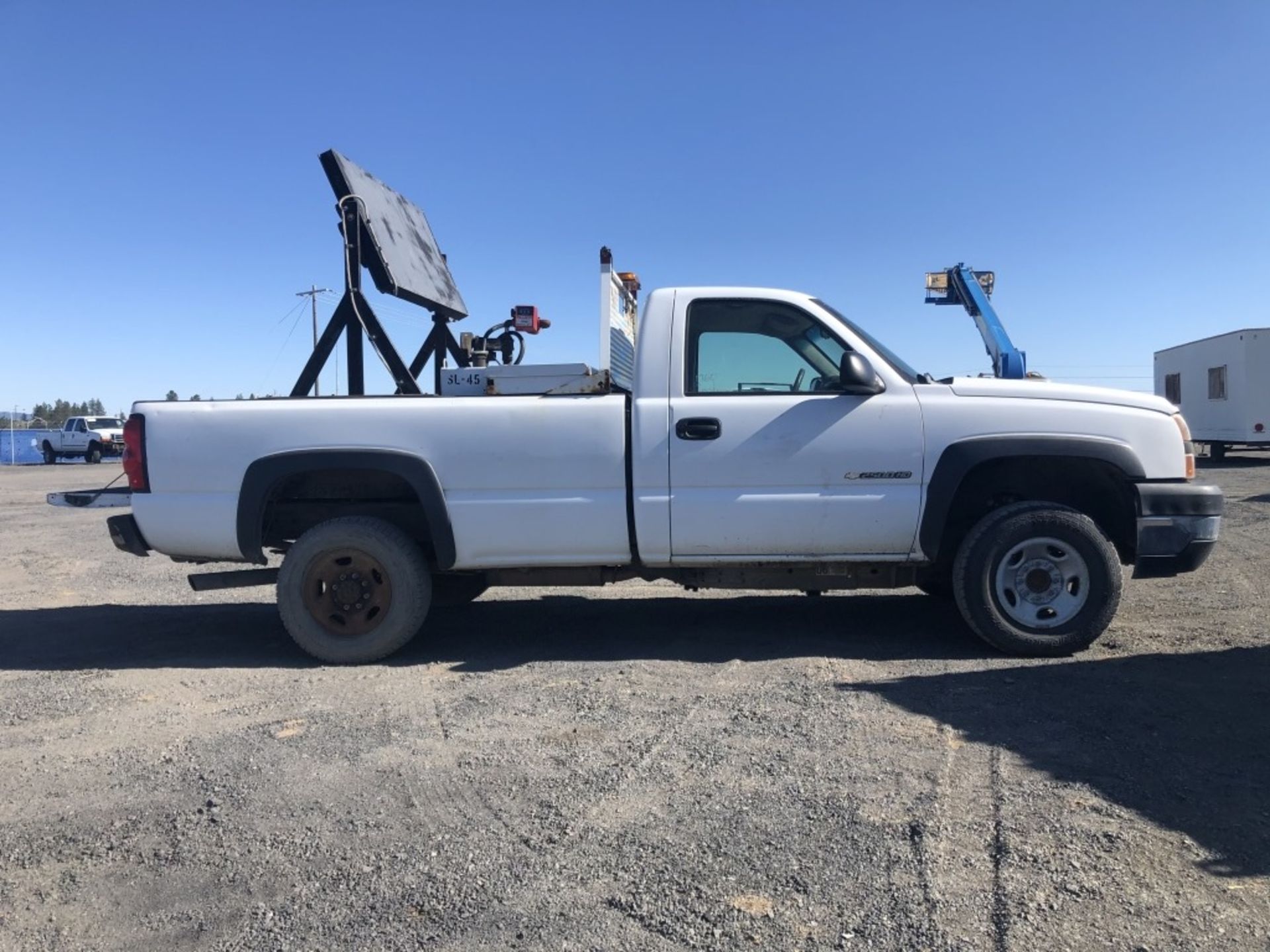 2006 Chevrolet Silverado 2500 HD Pickup - Image 5 of 25