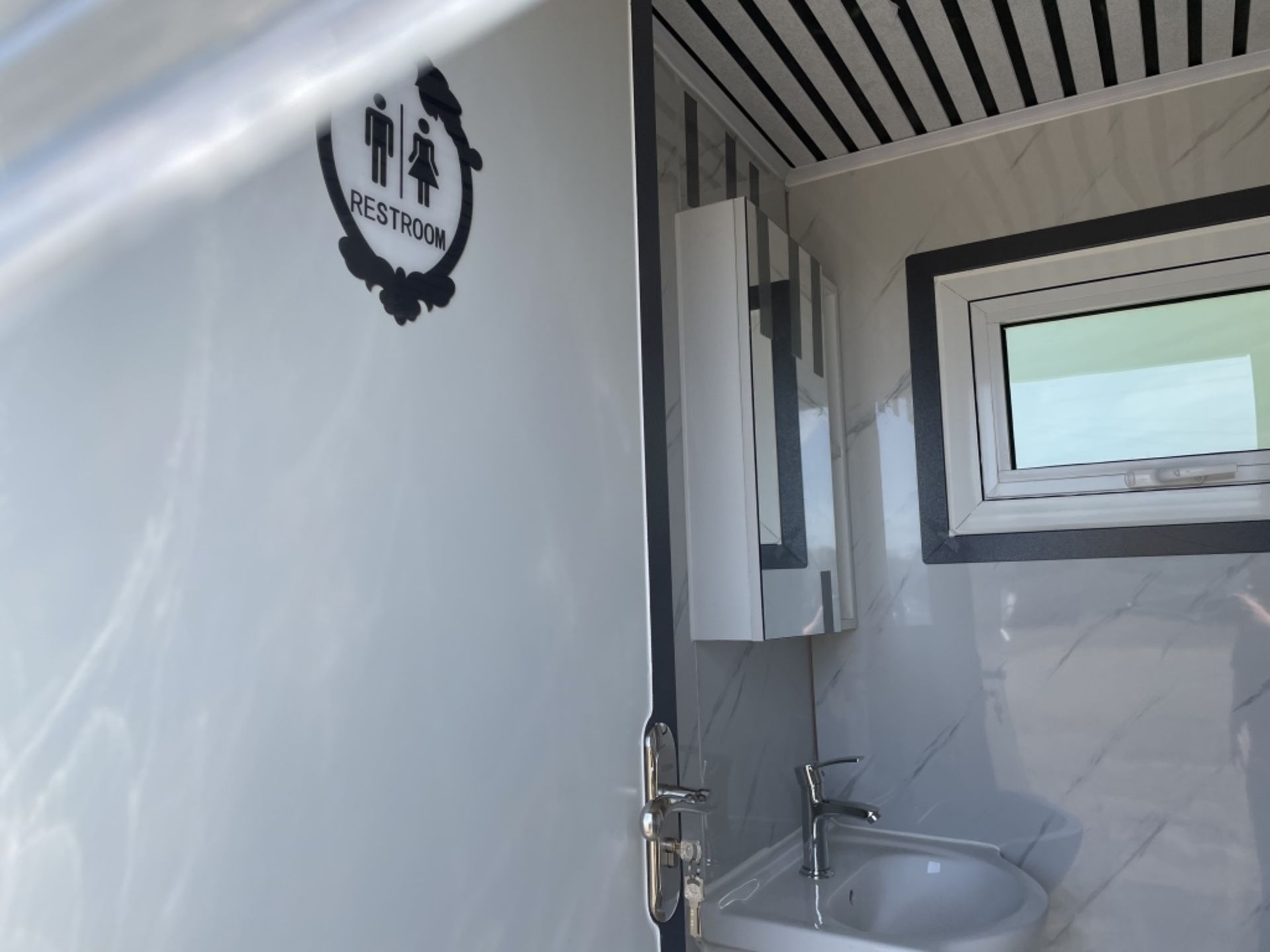 2021 Bastone Mobile Toilet w/ Shower - Image 5 of 9