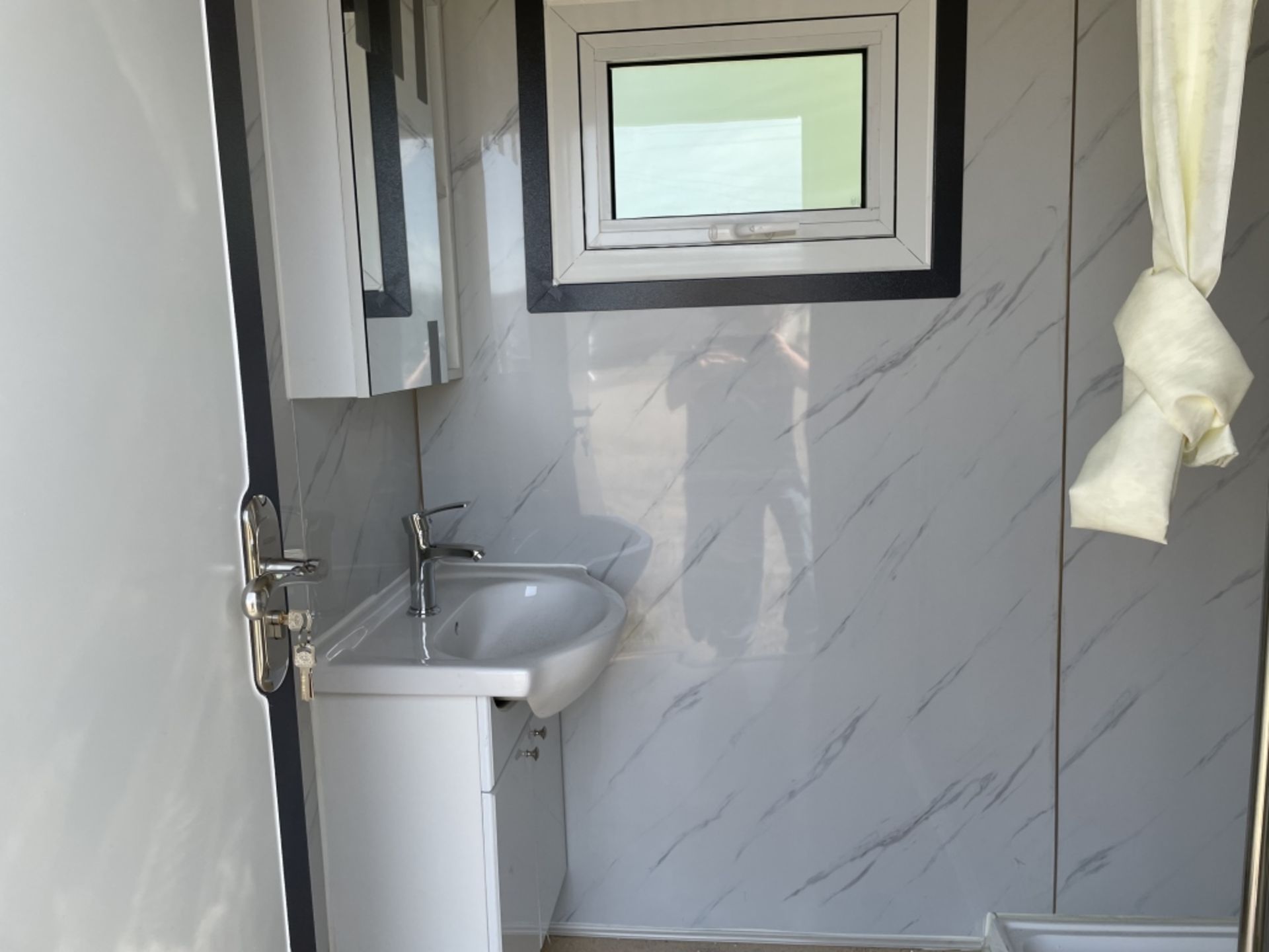 2021 Bastone Mobile Toilet w/ Shower - Image 6 of 9