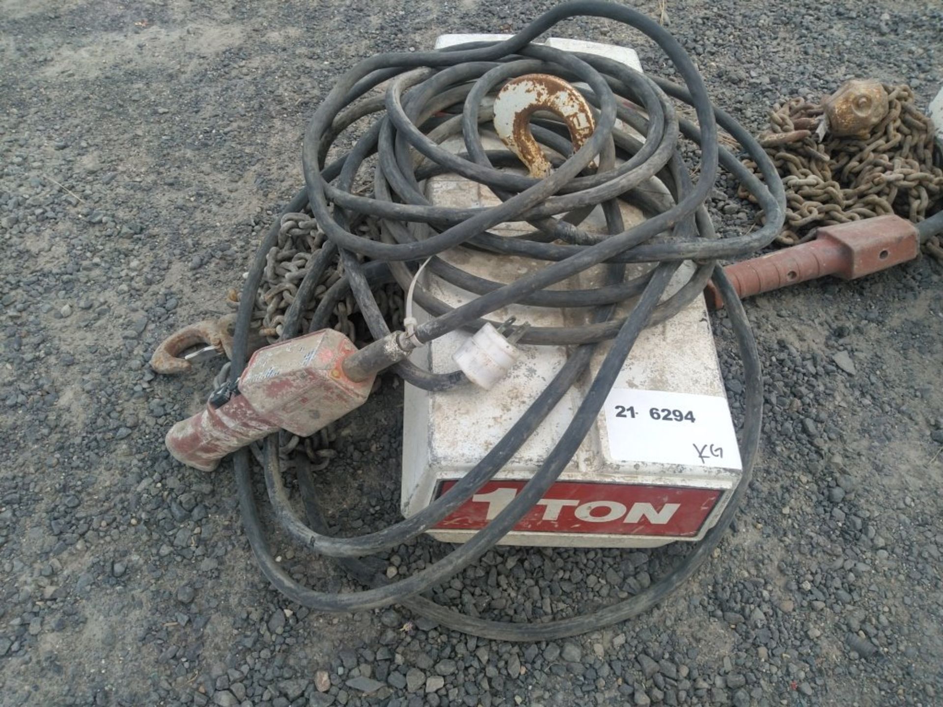 1 Ton Chain Hoist - Image 2 of 5