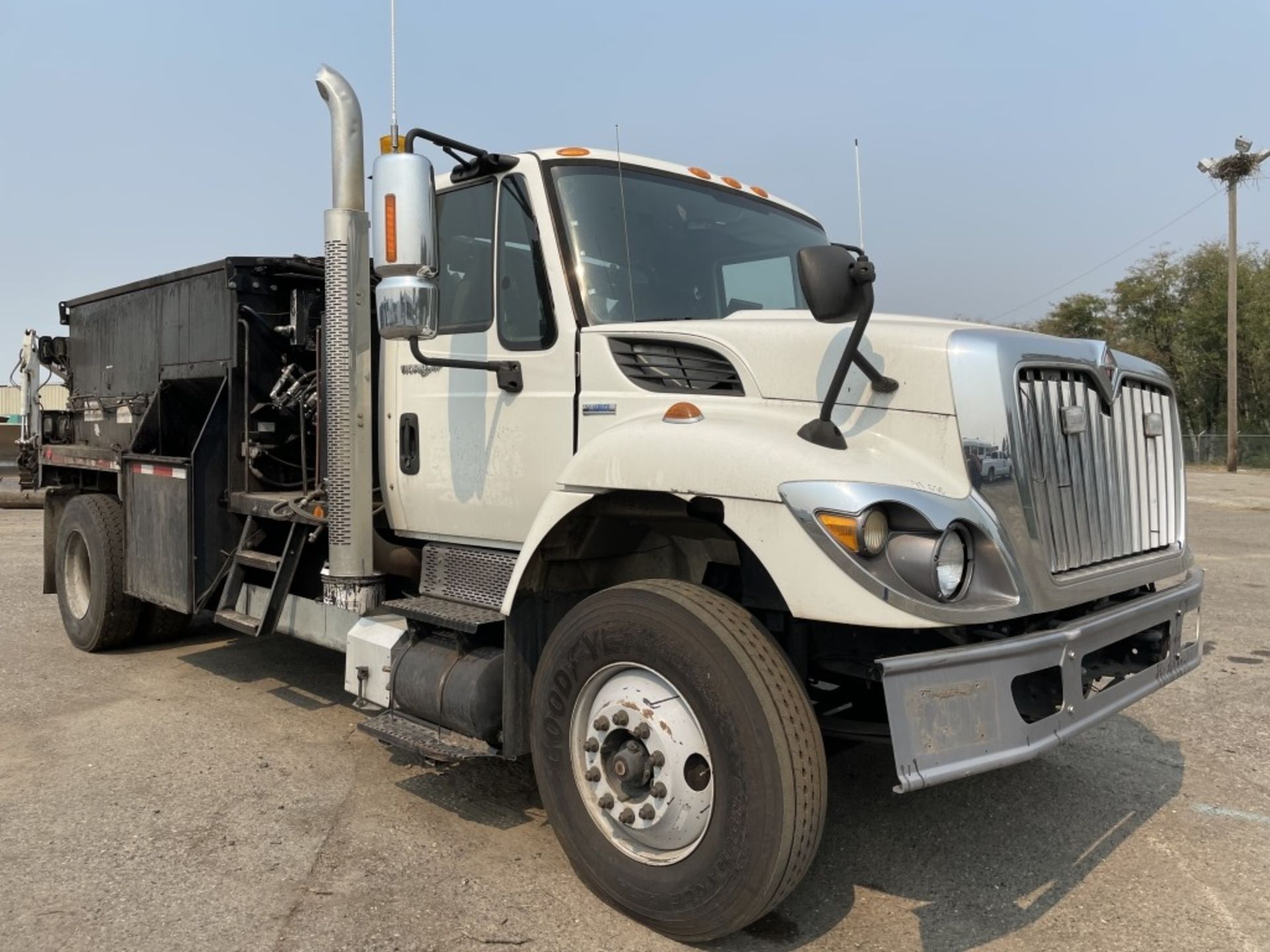 2009 International 7500 Asphalt Patch Truck - Image 2 of 29