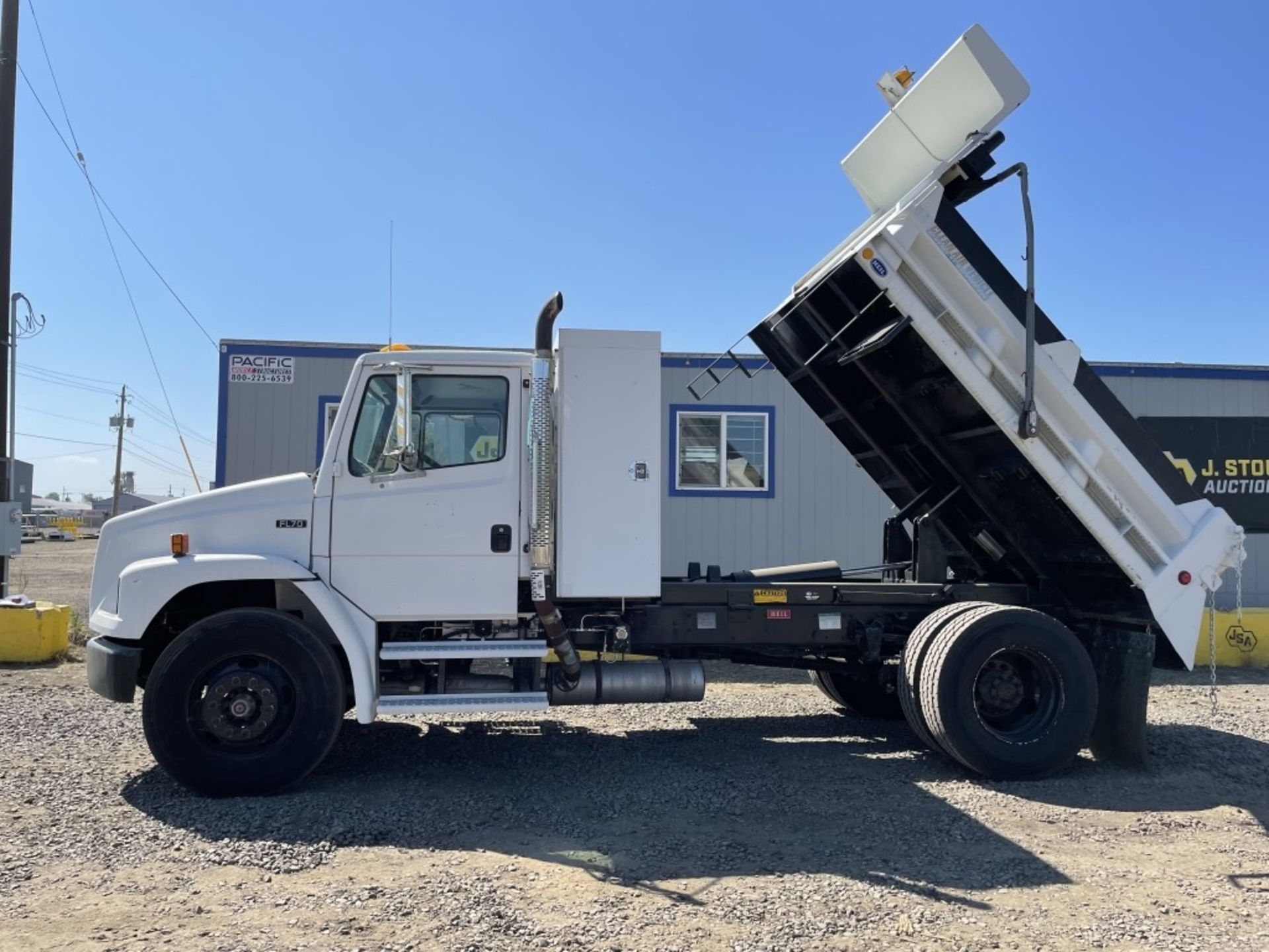 2003 Freightliner FL70 S/A Dump Truck - Image 5 of 30