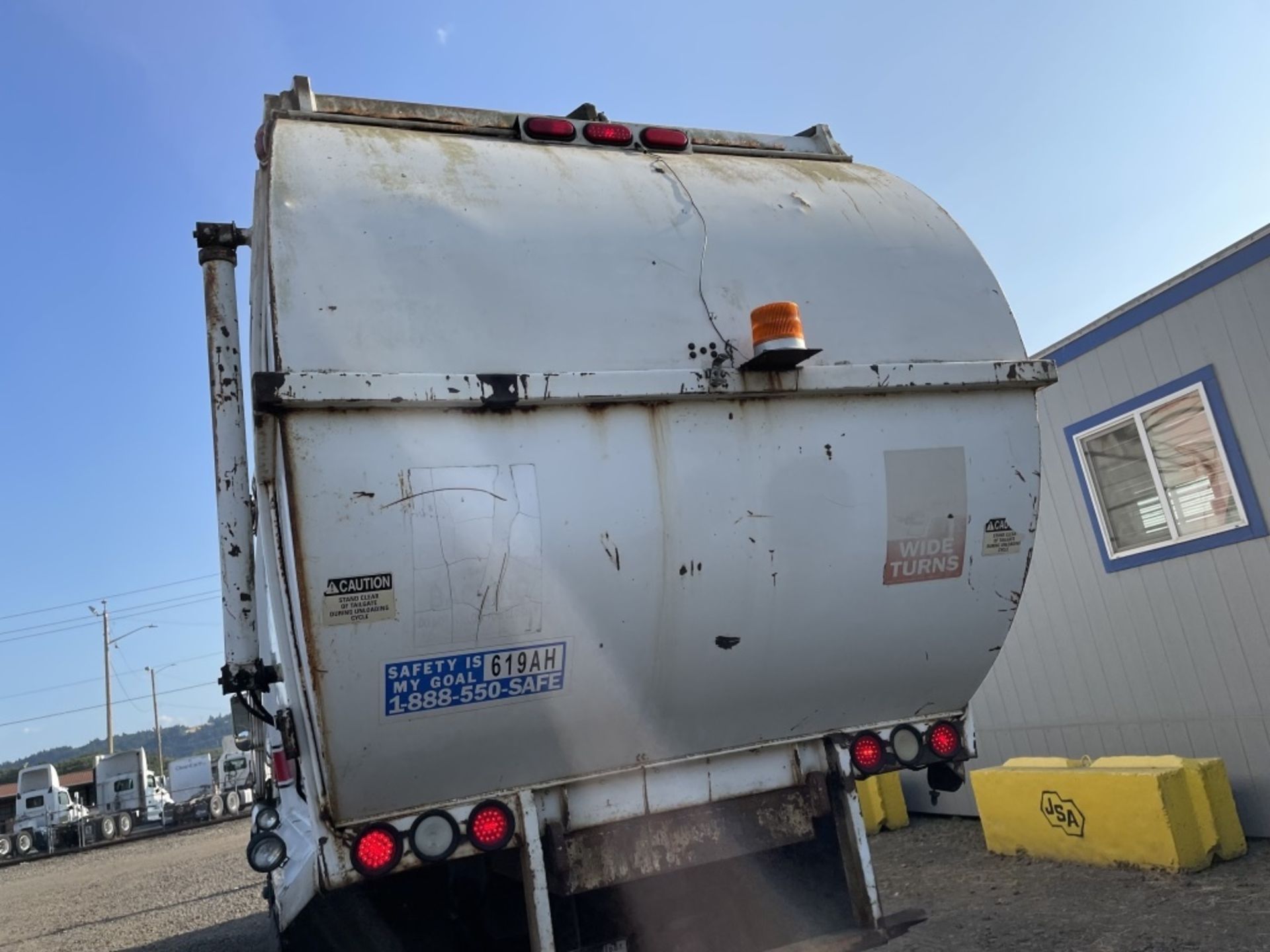 1998 Mack MR688S T/A Cab Over Refuse truck - Image 5 of 34