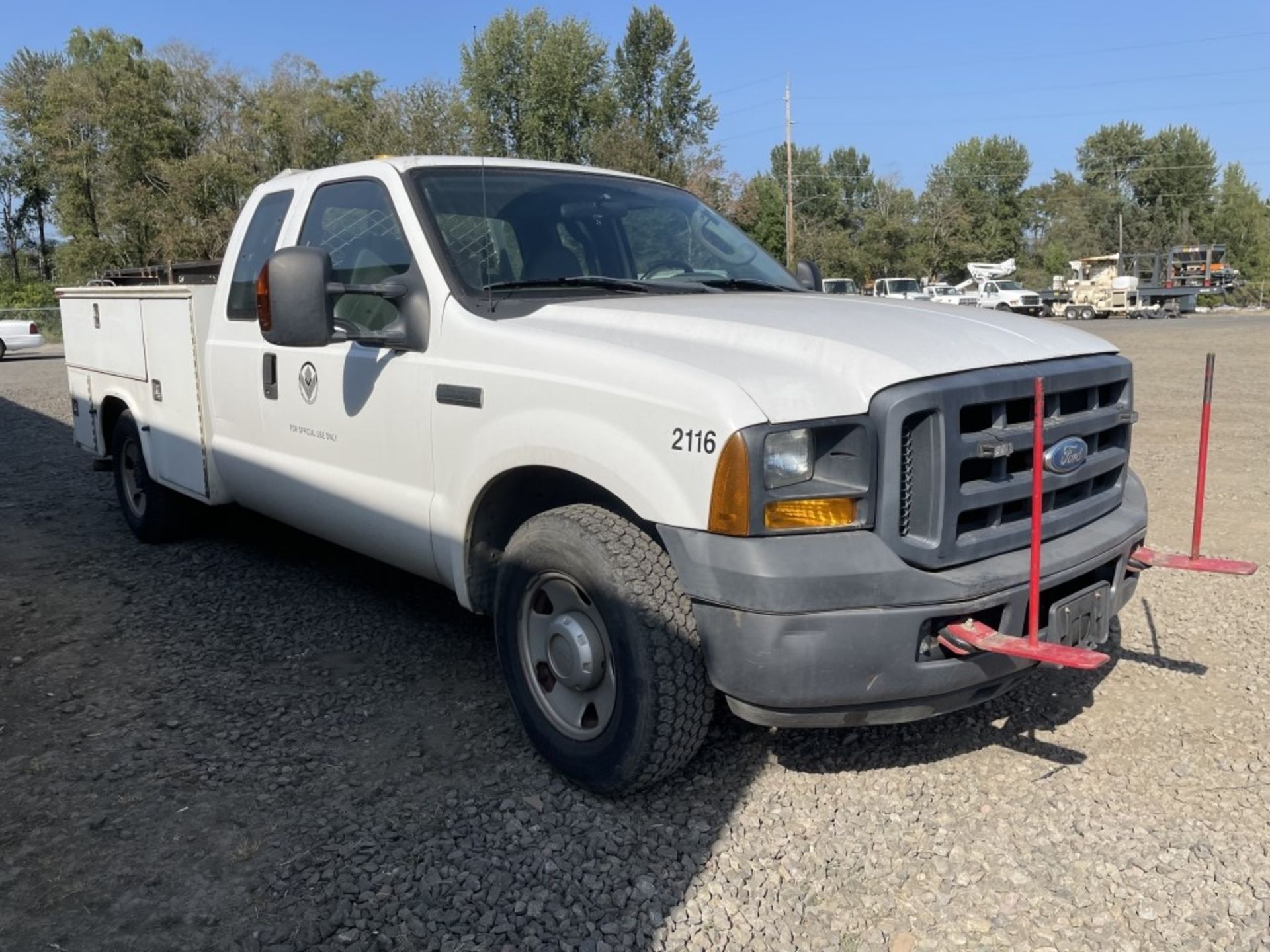 2006 Ford F250 XL SD Extra Cab Utility Truck - Image 2 of 24