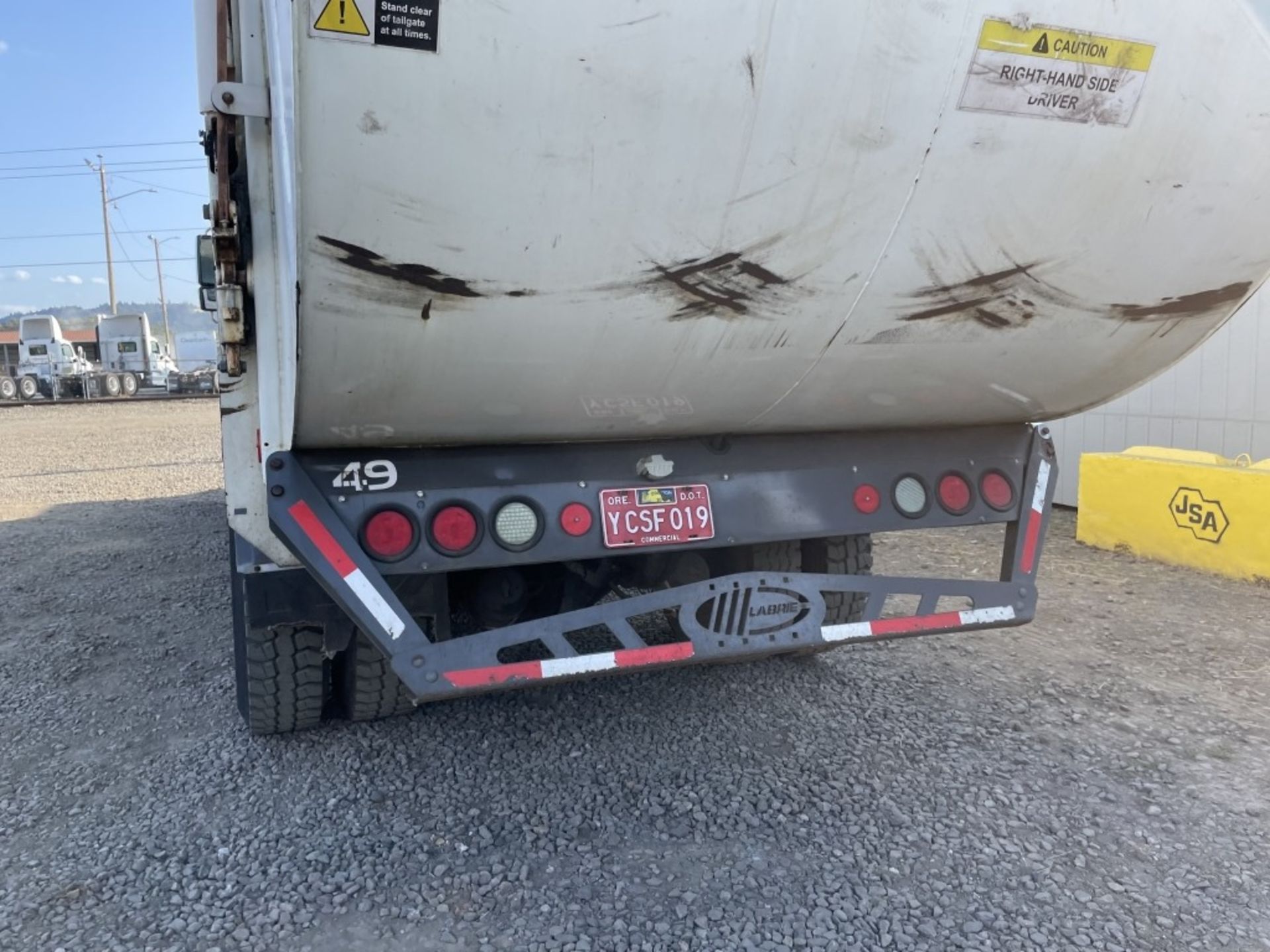 2007 International 7400 S/A Refuse Truck - Image 6 of 32