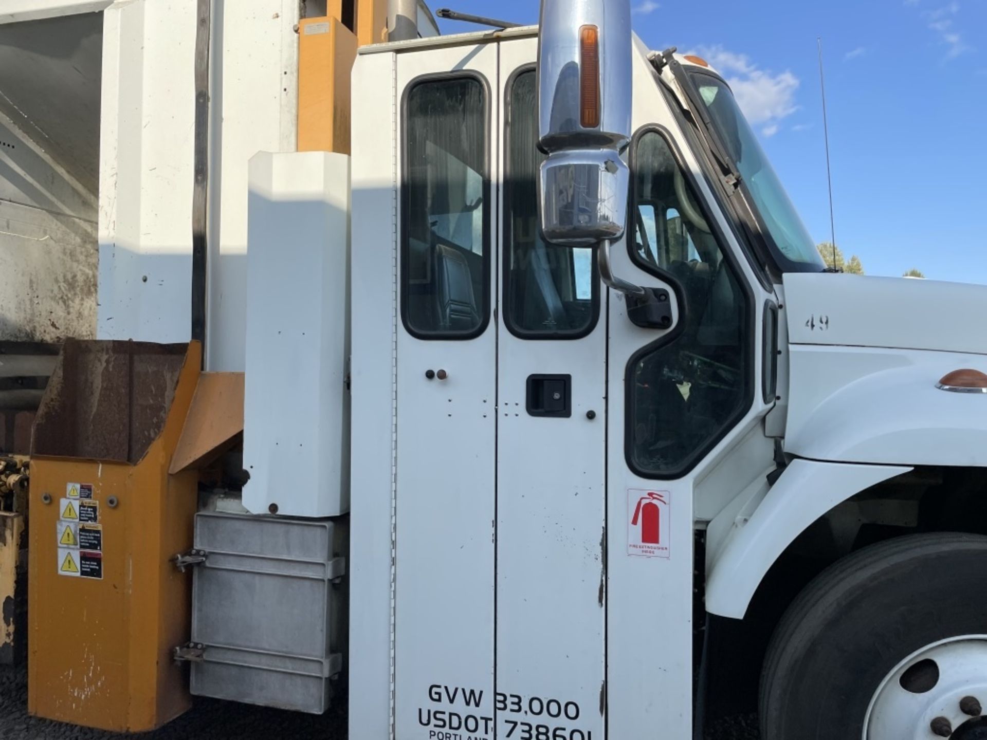 2007 International 7400 S/A Refuse Truck - Image 11 of 32