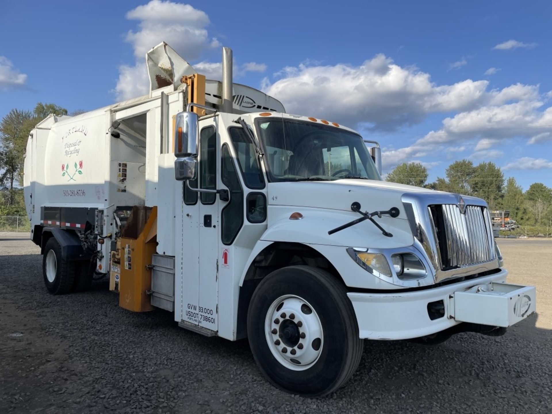 2007 International 7400 S/A Refuse Truck - Image 2 of 32