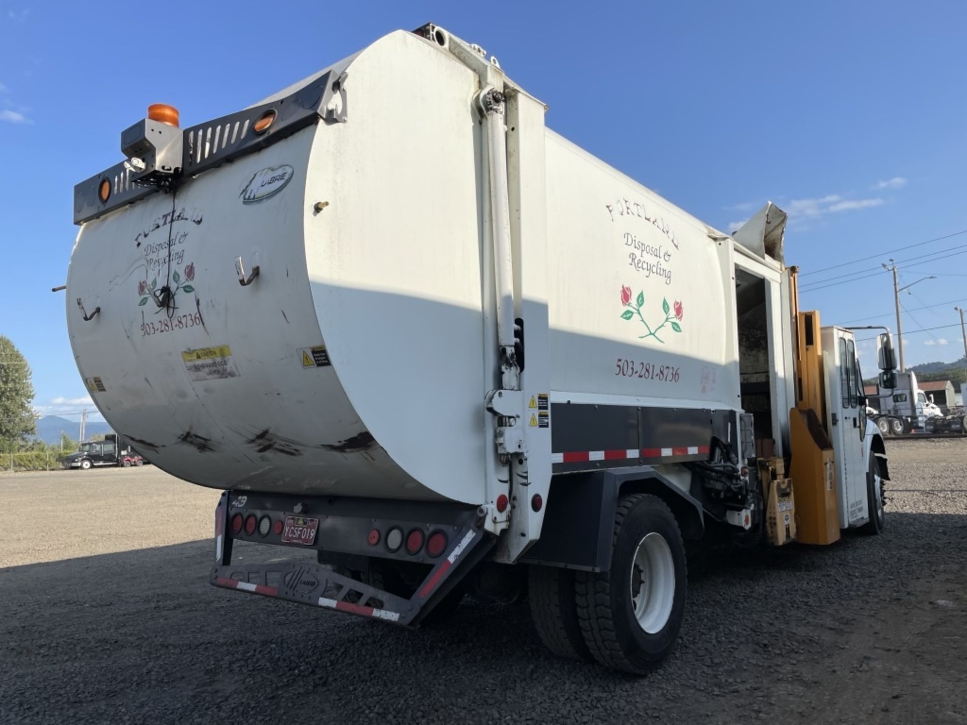 2007 International 7400 S/A Refuse Truck - Image 3 of 32