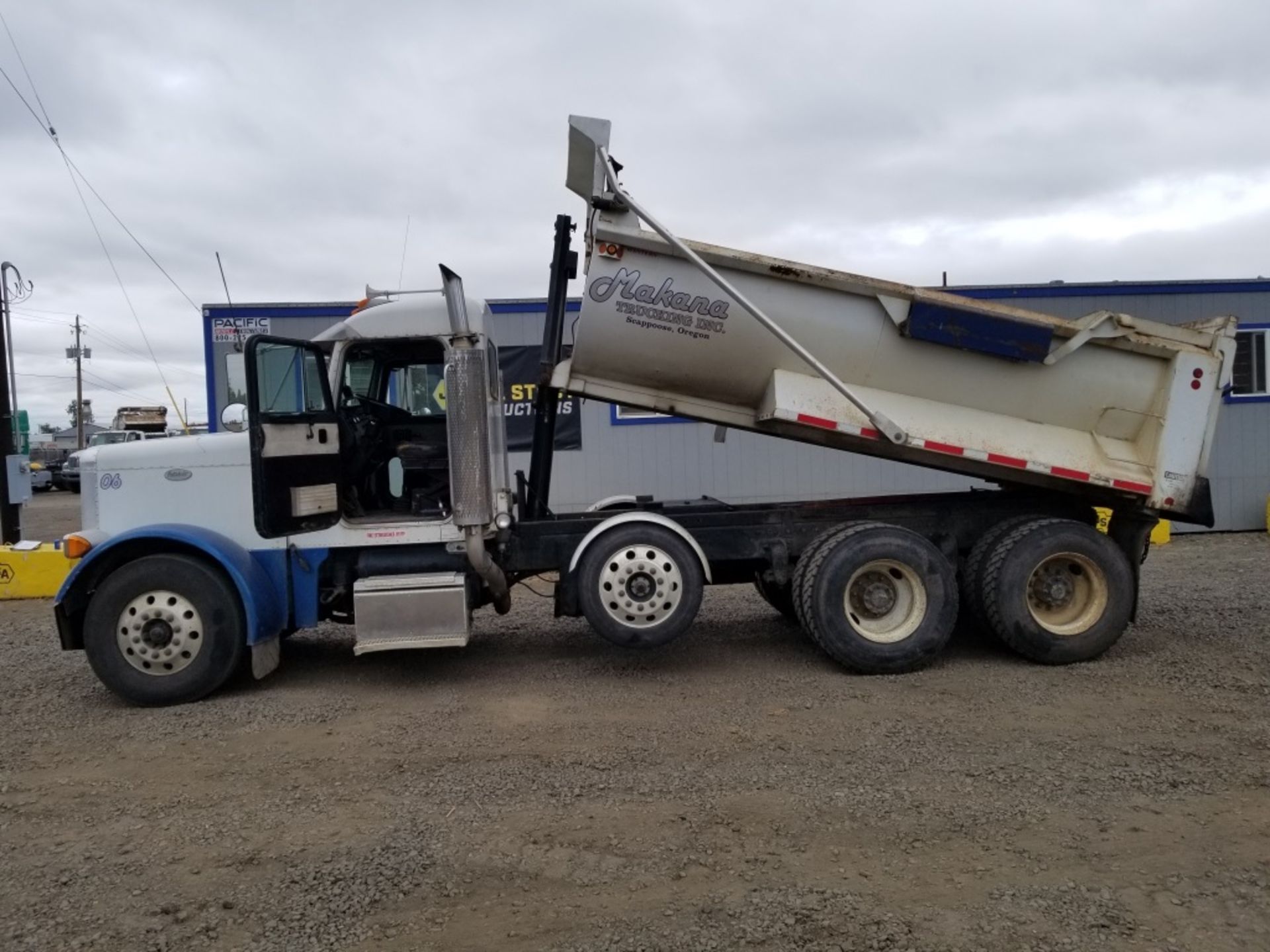 2000 Peterbilt 379 Tri-Axle Dump Truck - Image 5 of 34