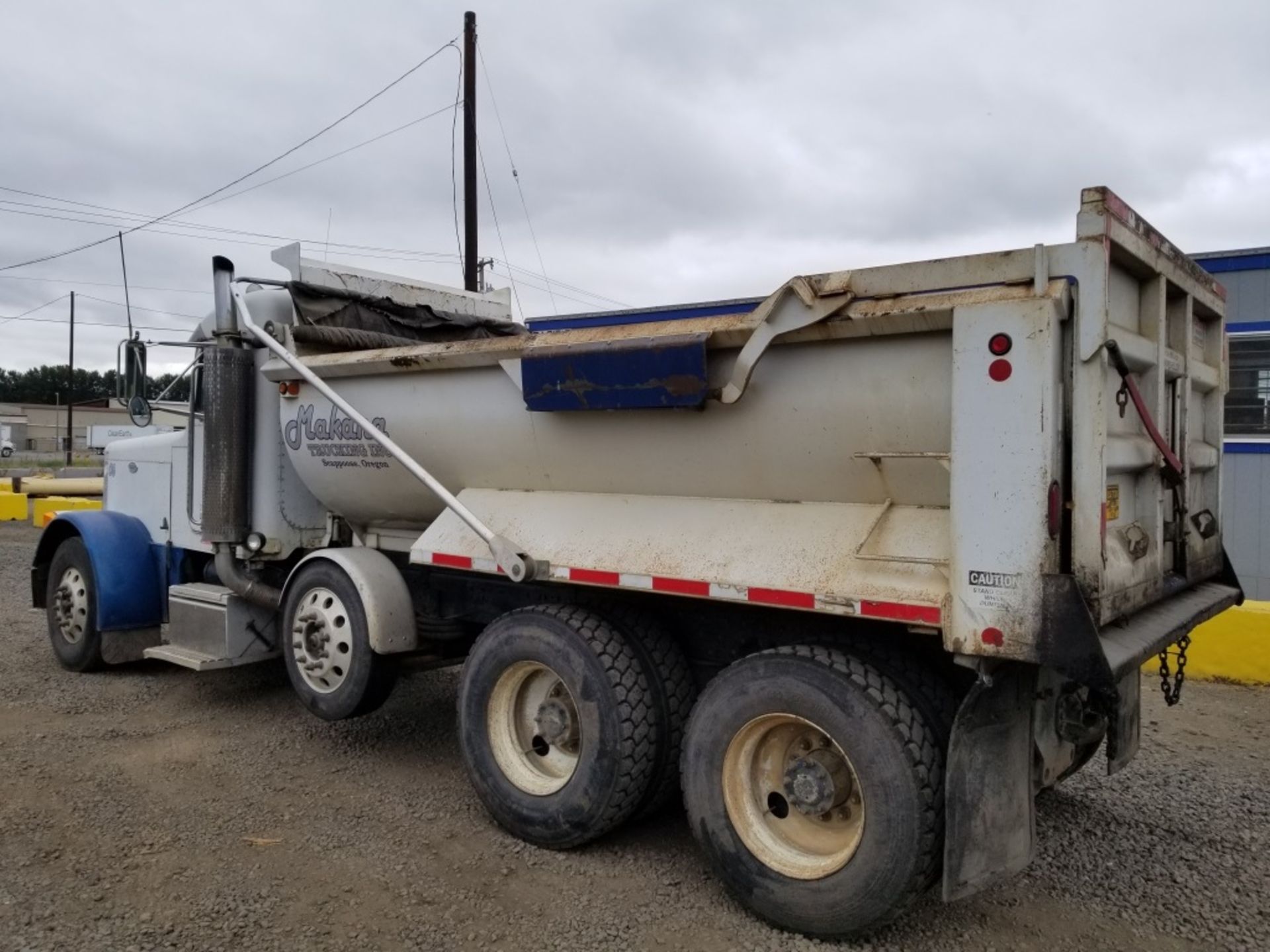 2000 Peterbilt 379 Tri-Axle Dump Truck - Image 4 of 34